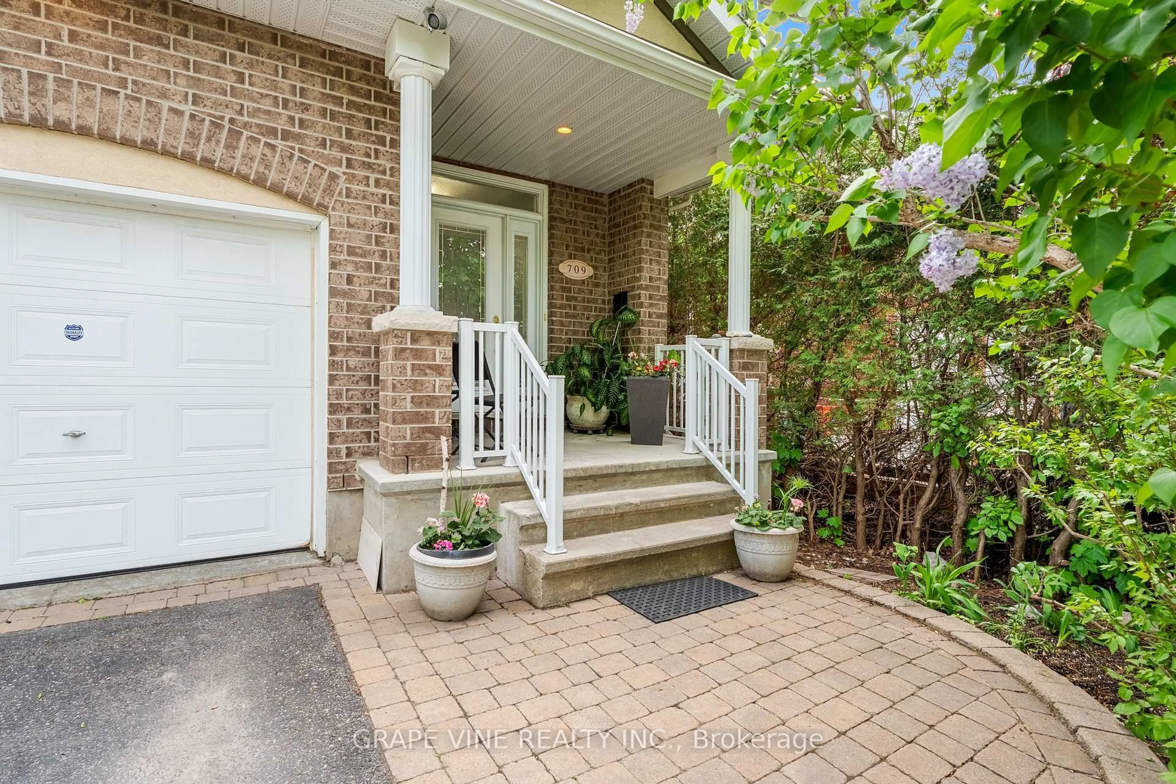 Unknown for 709 Melbourne Ave, Ottawa Ontario K2A 1X4