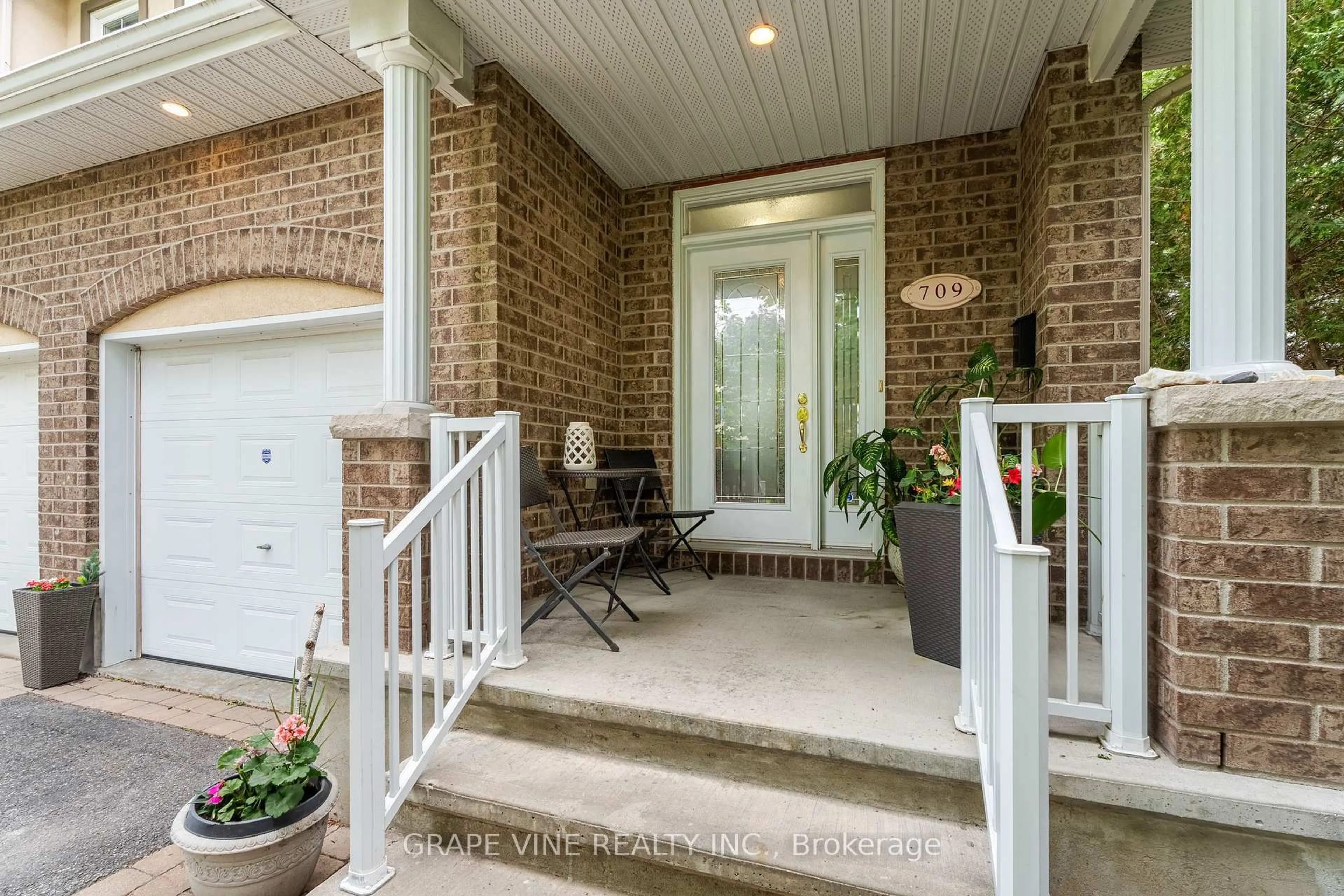 Indoor entryway for 709 Melbourne Ave, Ottawa Ontario K2A 1X4