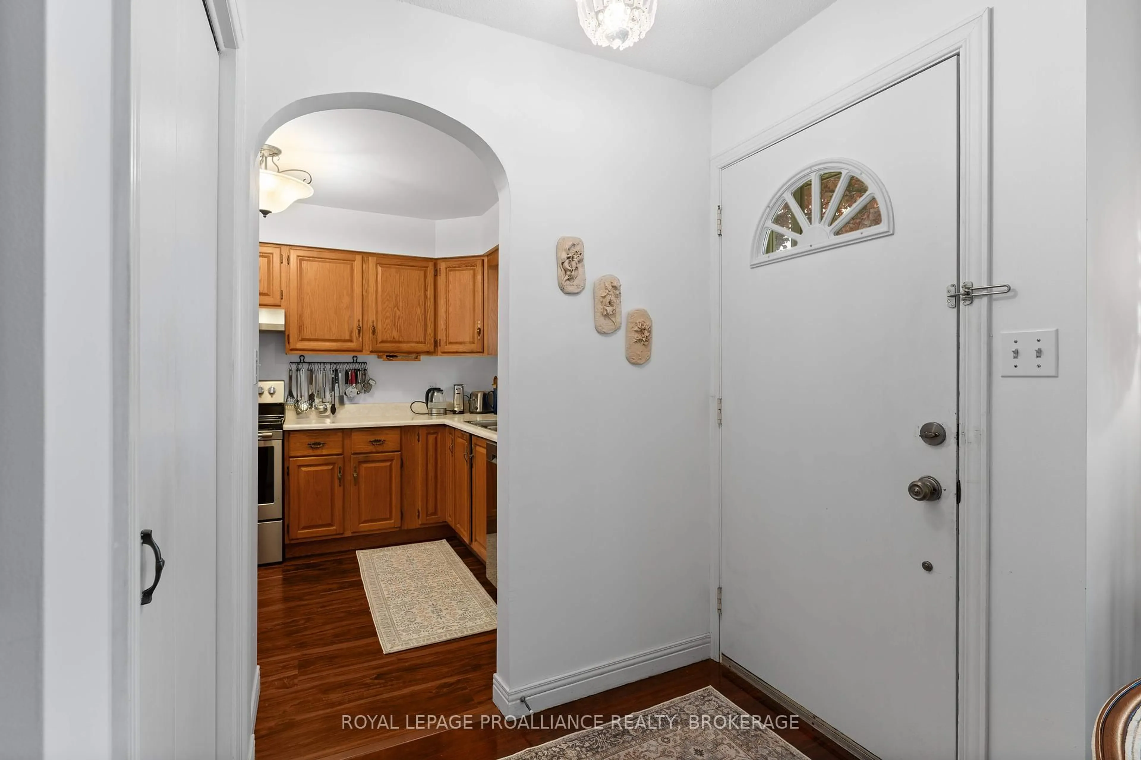 Indoor entryway for 103 Elmwood Dr, Gananoque Ontario K7G 3A5
