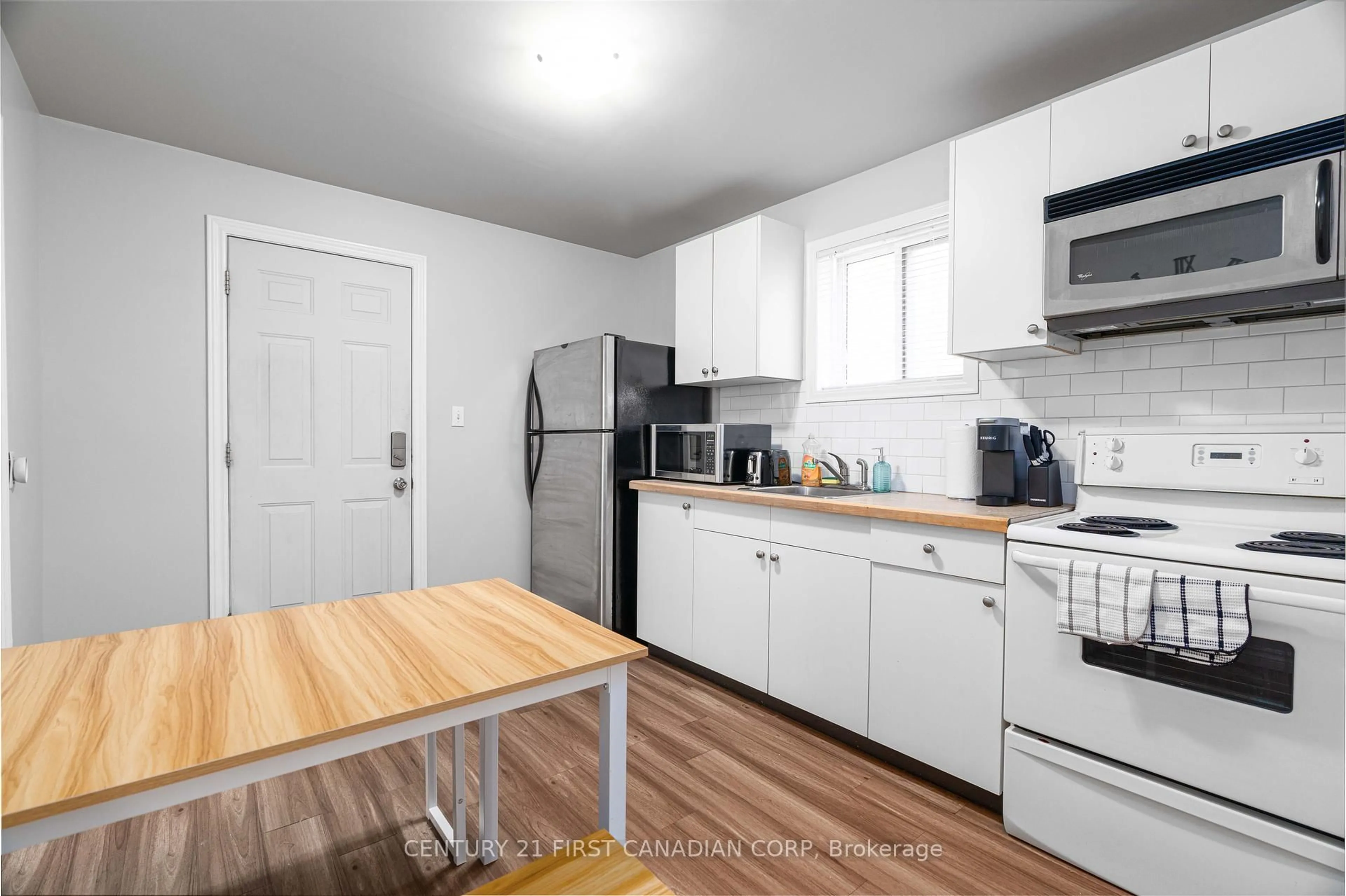 Standard kitchen, wood/laminate floor for 302 Egerton St, London East Ontario N5Z 2G7