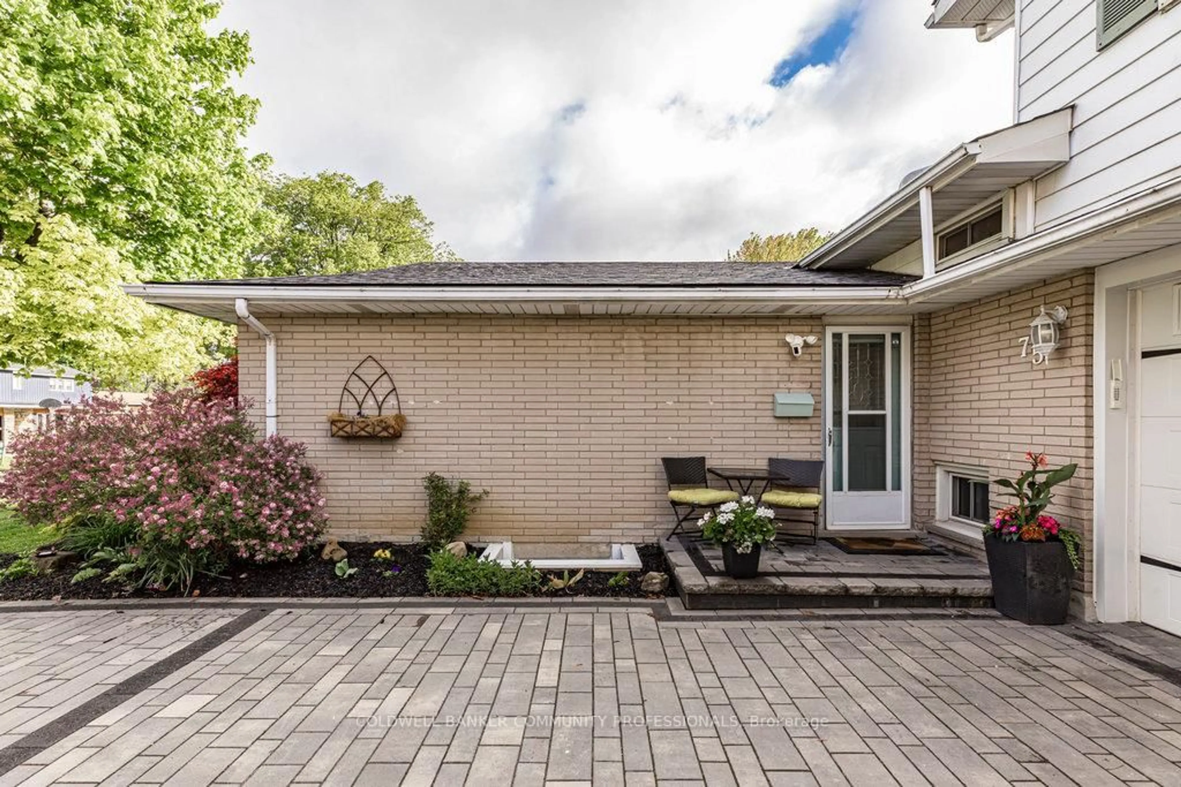 Patio, street for 75 Mountbatten Dr, Hamilton Ontario L9C 3V6