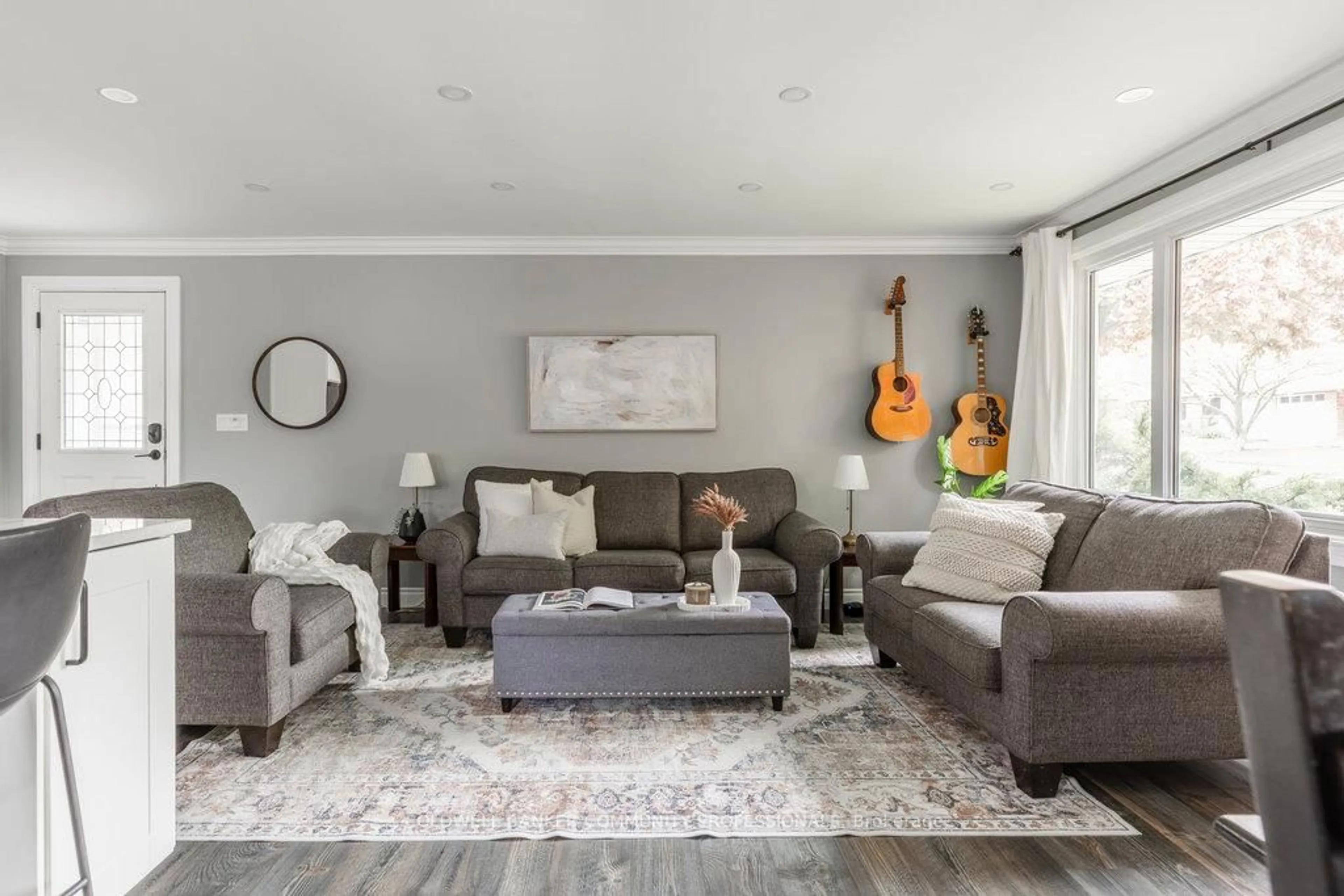 Living room with furniture, unknown for 75 Mountbatten Dr, Hamilton Ontario L9C 3V6