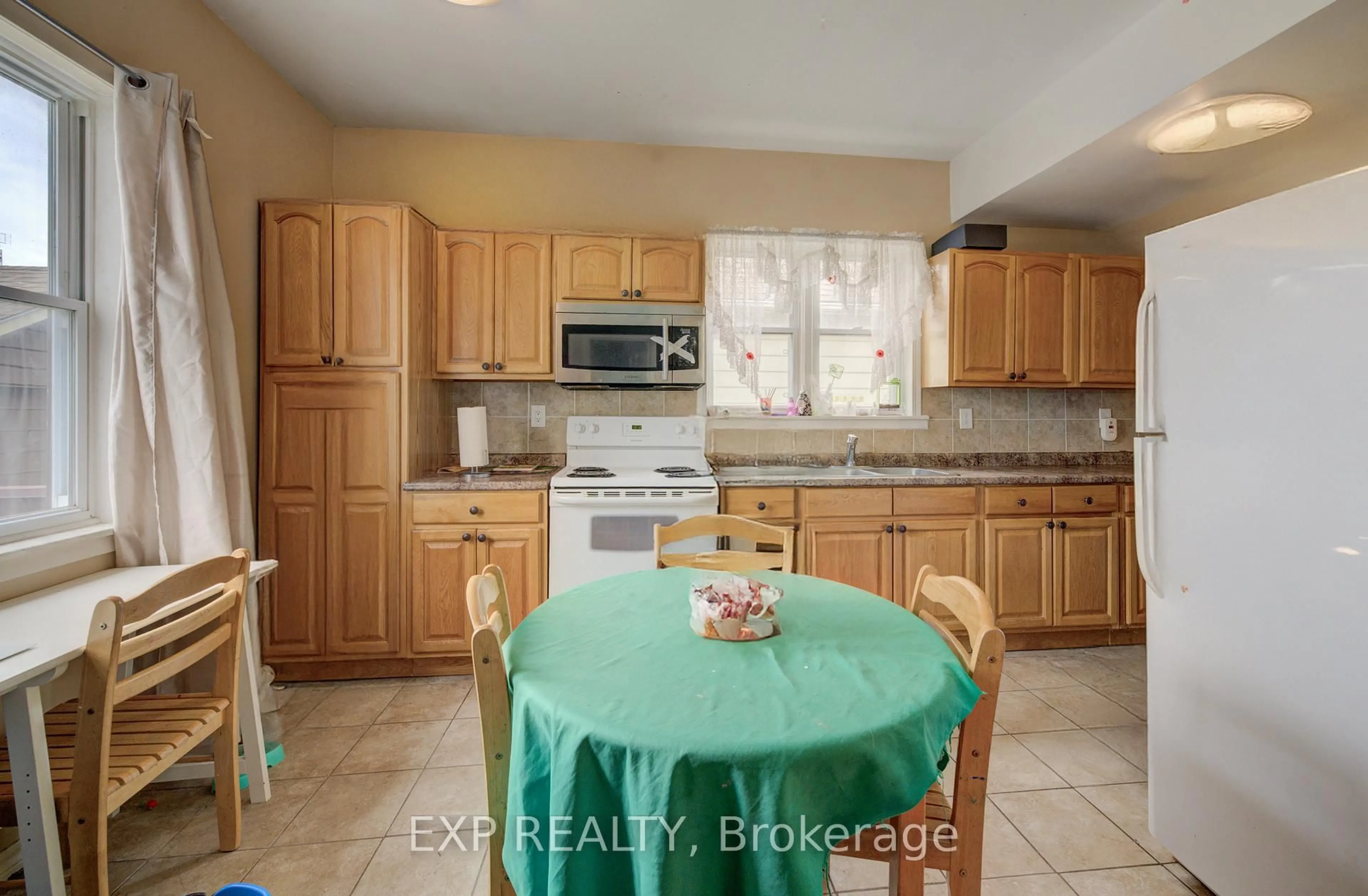Standard kitchen, ceramic/tile floor for 324 Maple Ave, Kitchener Ontario N2H 4X1