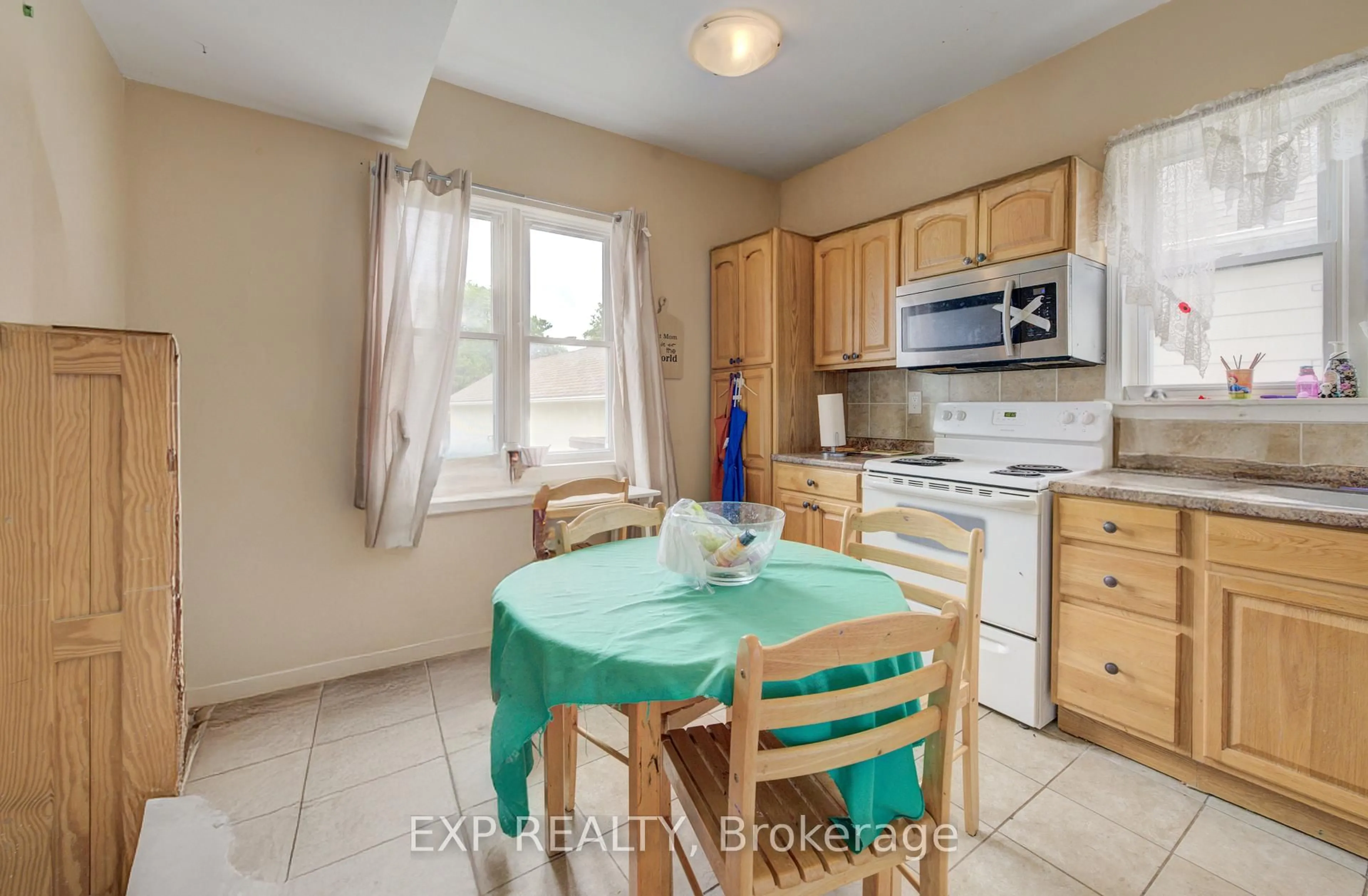 Standard kitchen, ceramic/tile floor for 324 Maple Ave, Kitchener Ontario N2H 4X1