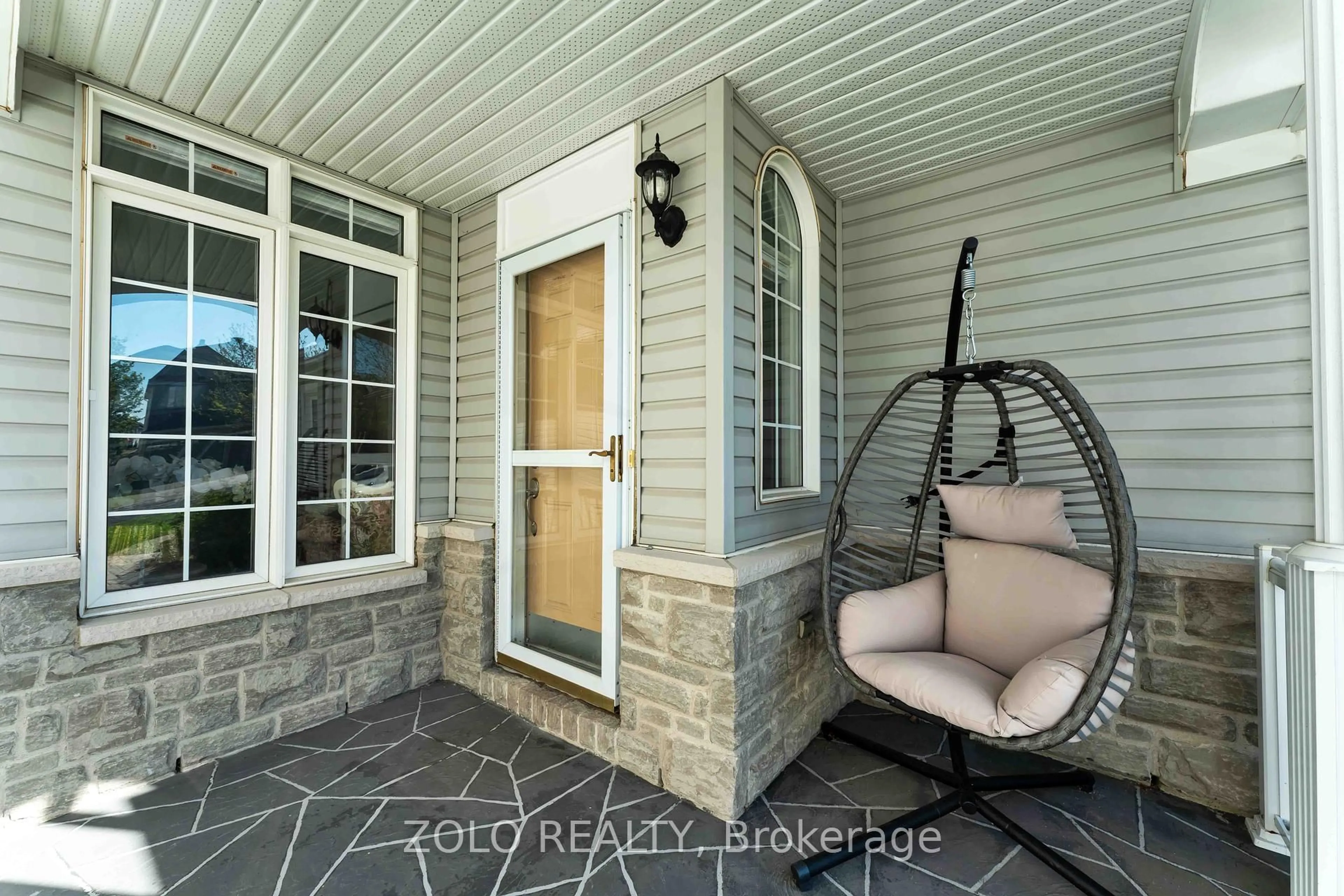 Indoor entryway for 2421 Glandriel Cres, Orleans Ontario K4A 4T2