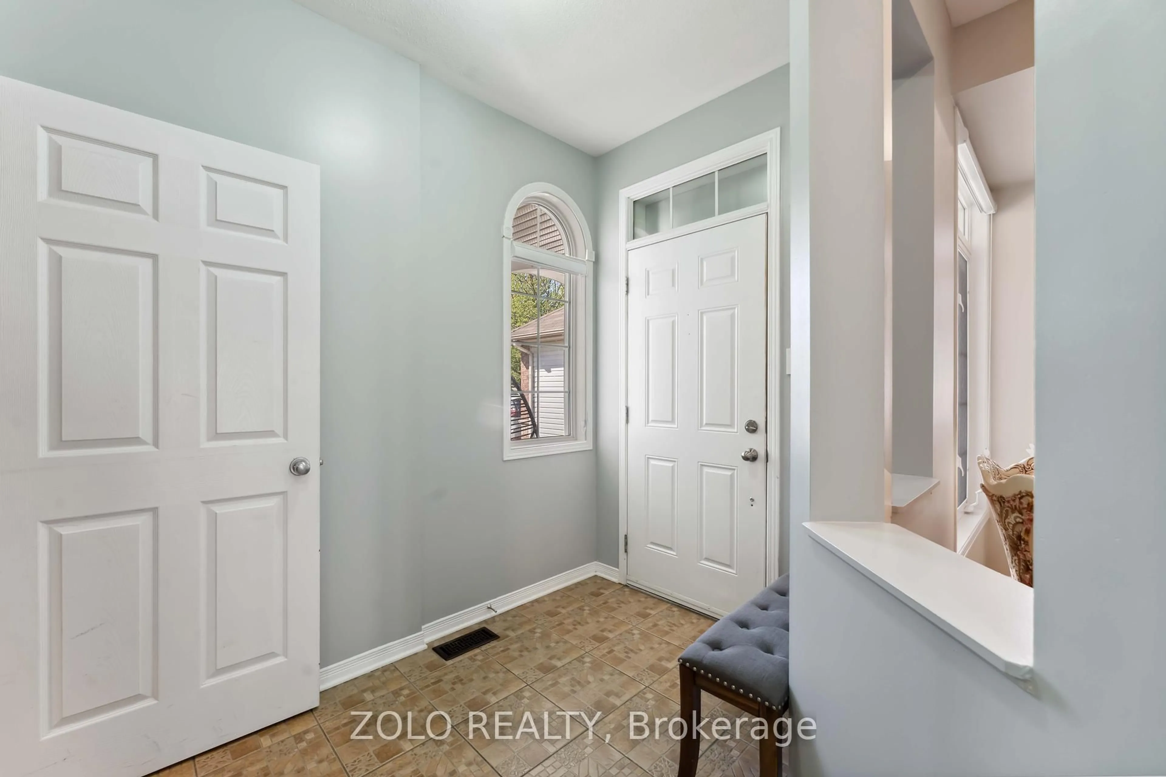 Indoor entryway for 2421 Glandriel Cres, Orleans Ontario K4A 4T2