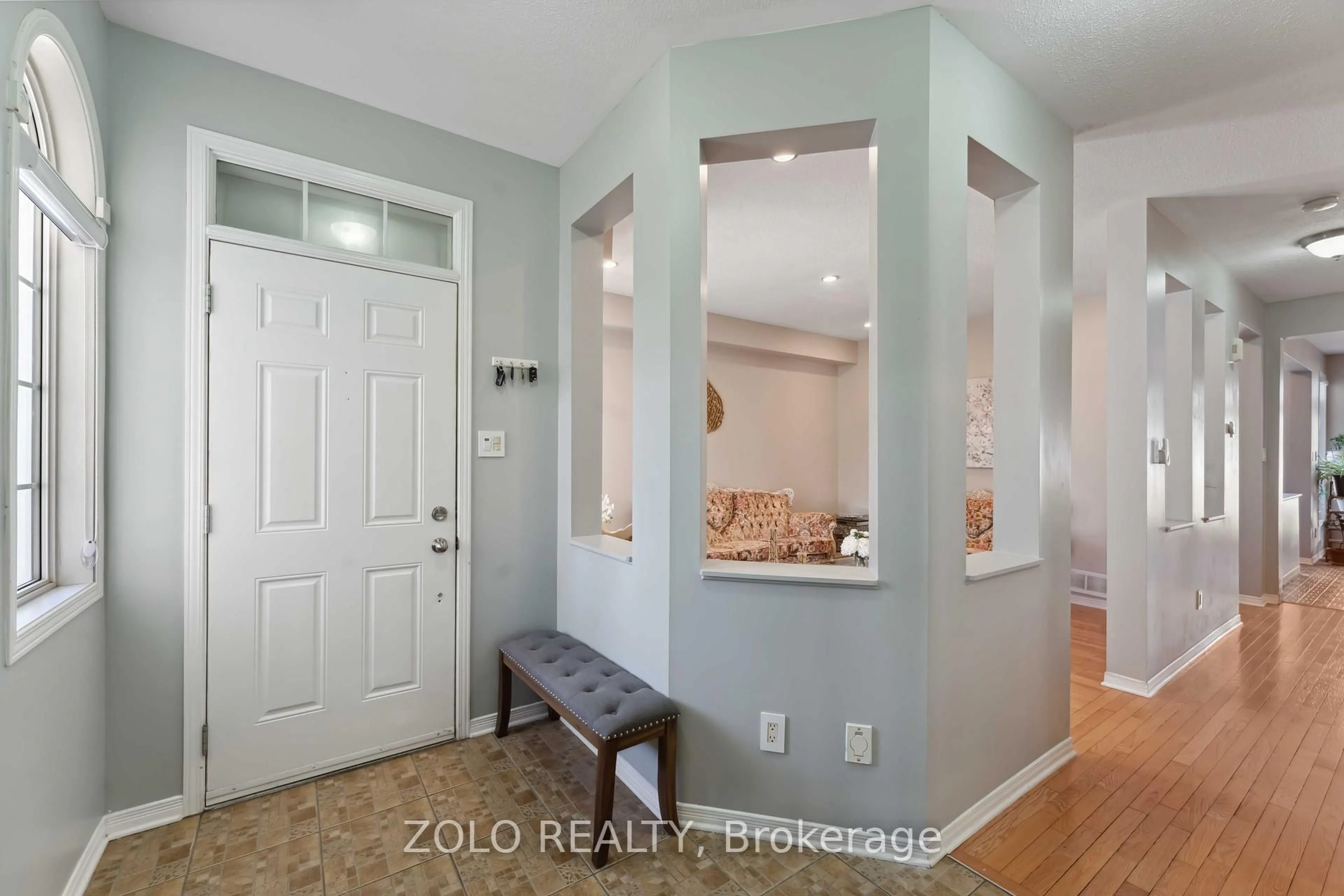 Indoor entryway for 2421 Glandriel Cres, Orleans Ontario K4A 4T2