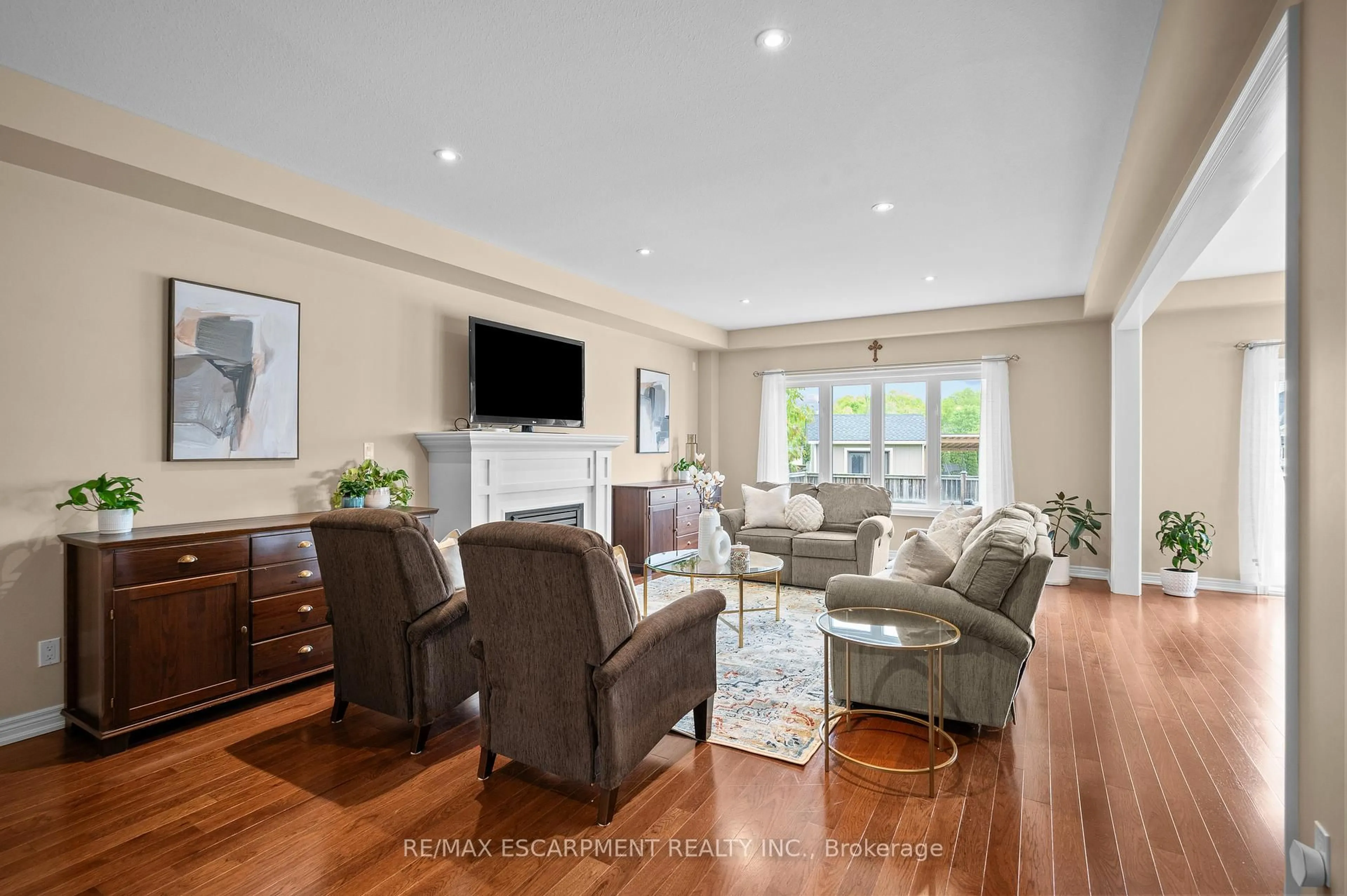 Living room with furniture, unknown for 56 Hillsdale Rd, Welland Ontario L3C 7M4