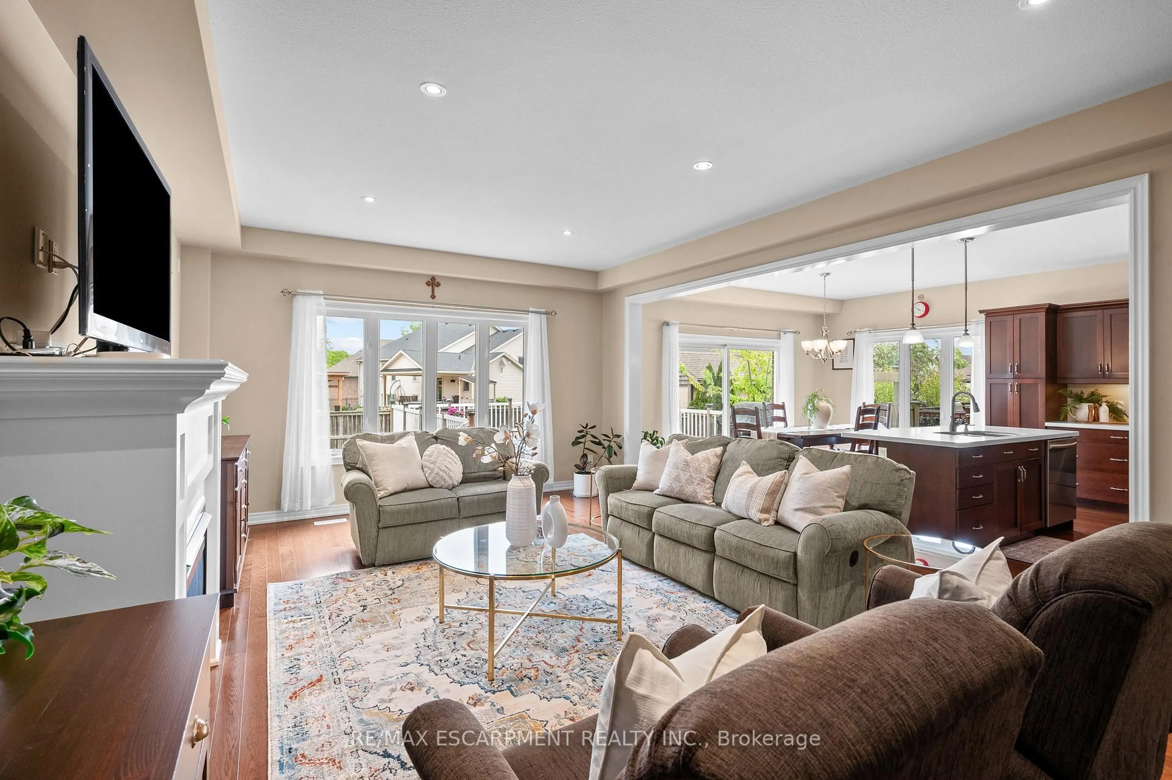 Living room with furniture, unknown for 56 Hillsdale Rd, Welland Ontario L3C 7M4