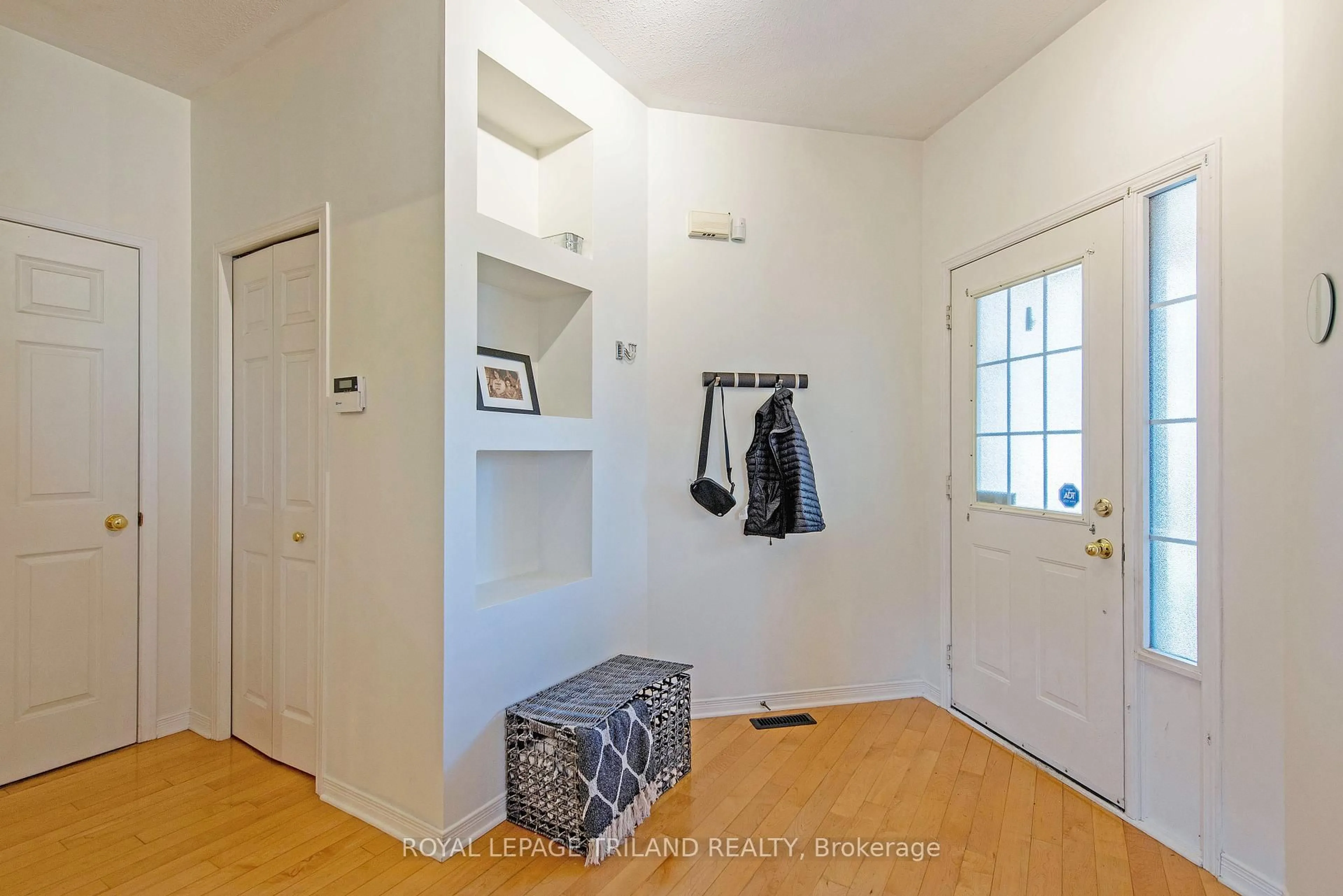 Indoor entryway for 48 MEADOWOAK Cres, London North Ontario N6H 5E8