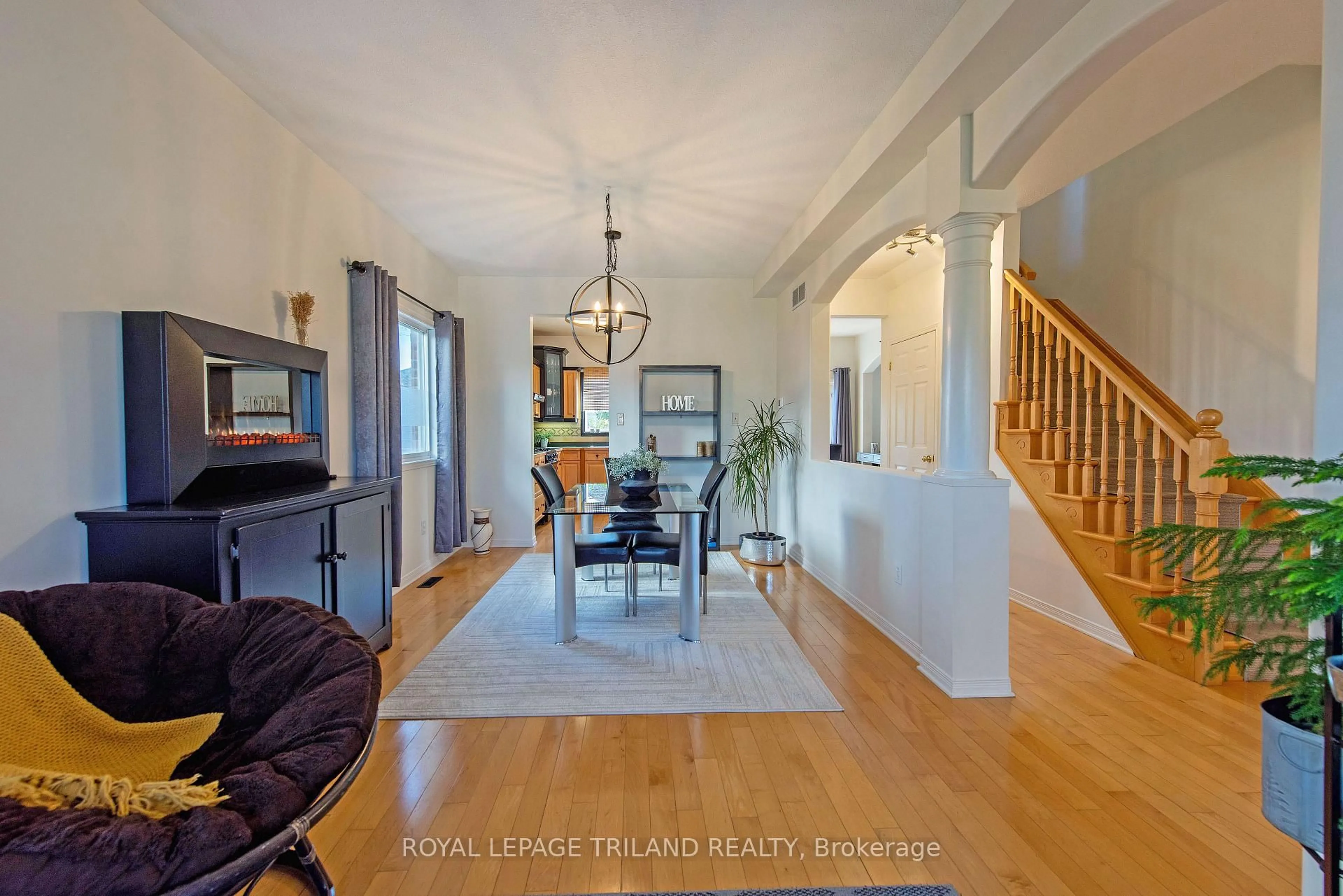 Indoor entryway for 48 MEADOWOAK Cres, London North Ontario N6H 5E8
