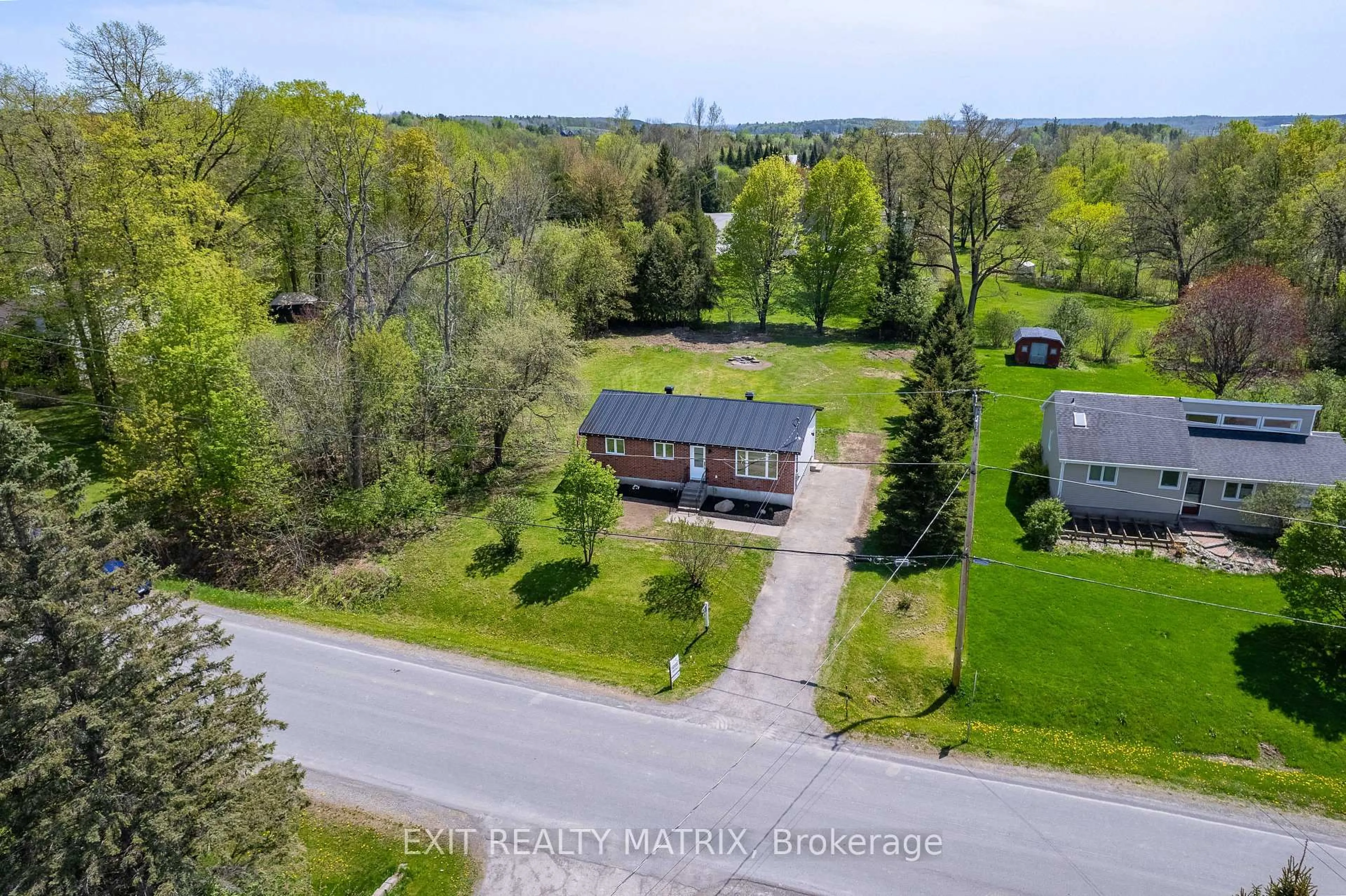 A pic from outside/outdoor area/front of a property/back of a property/a pic from drone, unknown for 4 Alexander St, Clarence-Rockland Ontario K4K 1K7