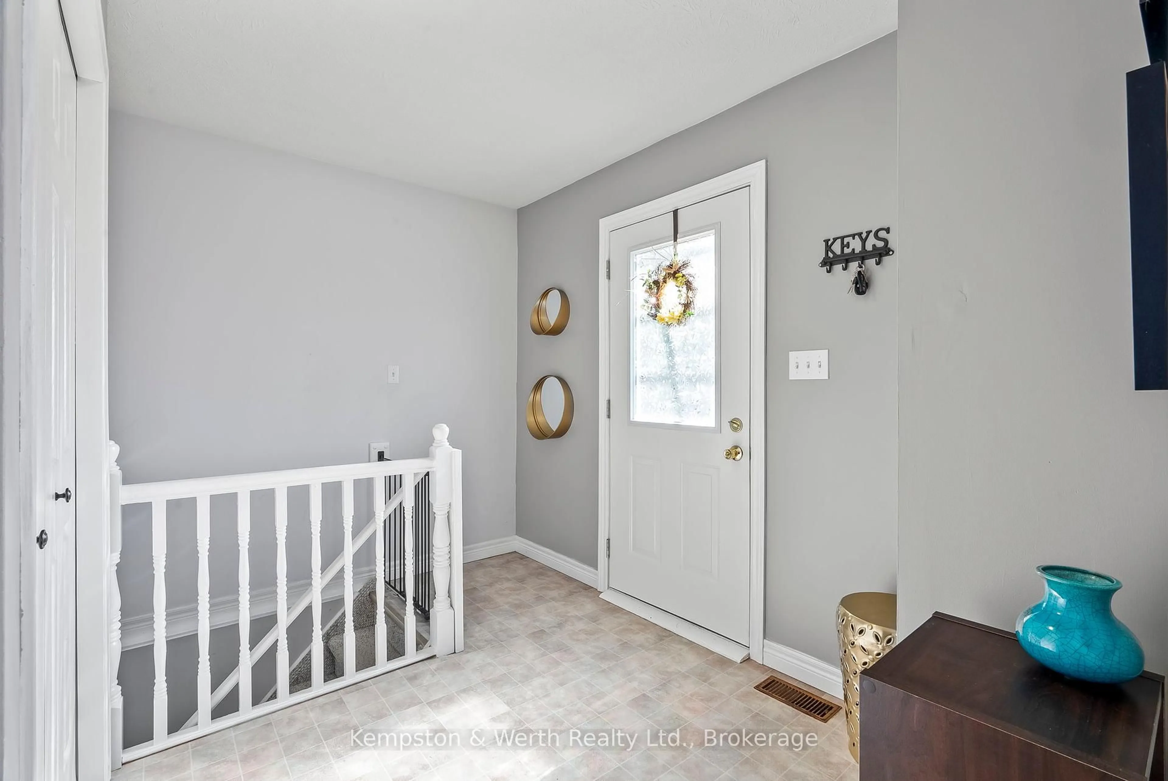Indoor entryway for 707 Reserve Ave, North Perth Ontario N4W 2N8