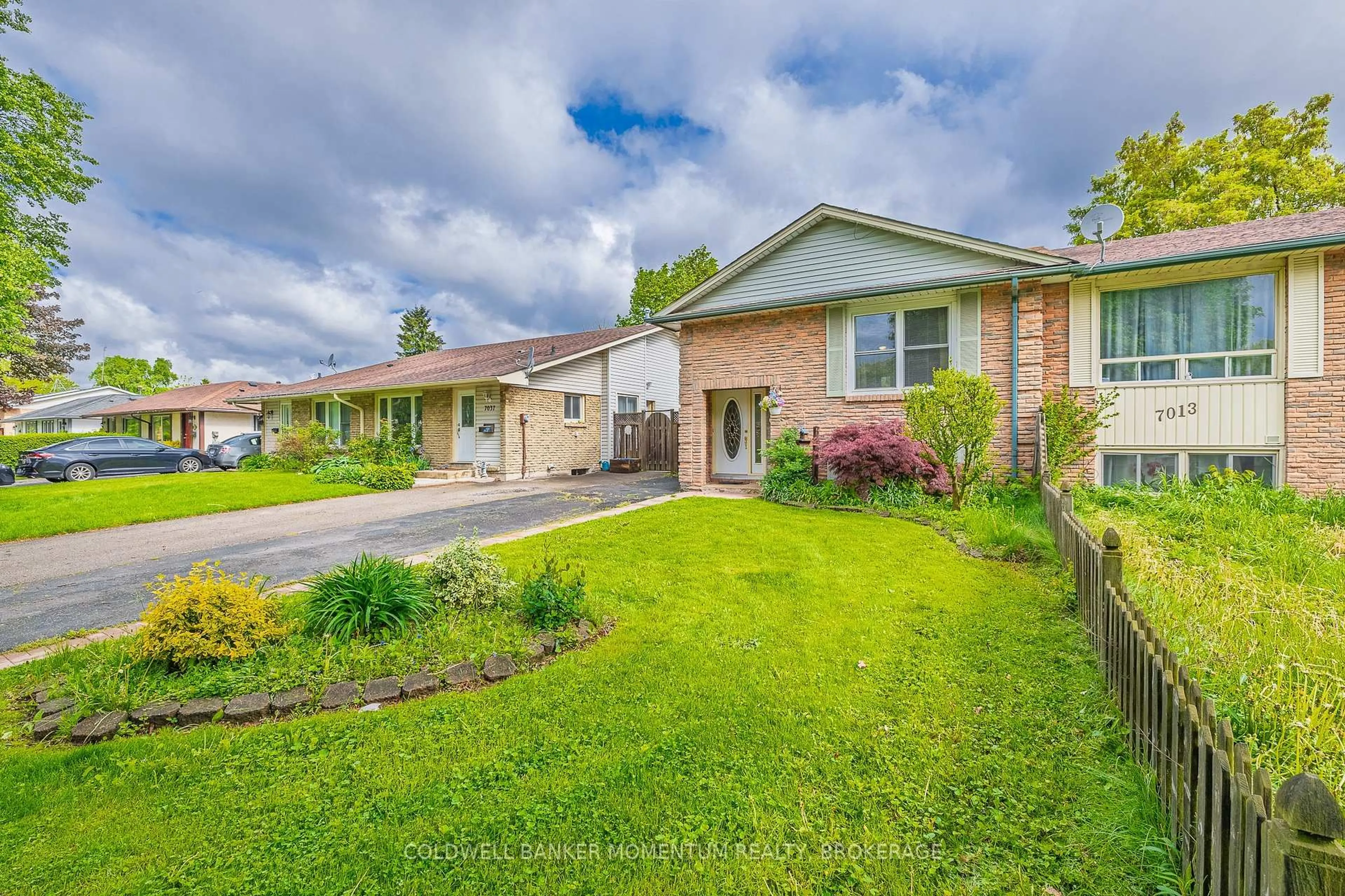 A pic from outside/outdoor area/front of a property/back of a property/a pic from drone, street for 7015 Briarwood Ave, Niagara Falls Ontario L2E 6X9