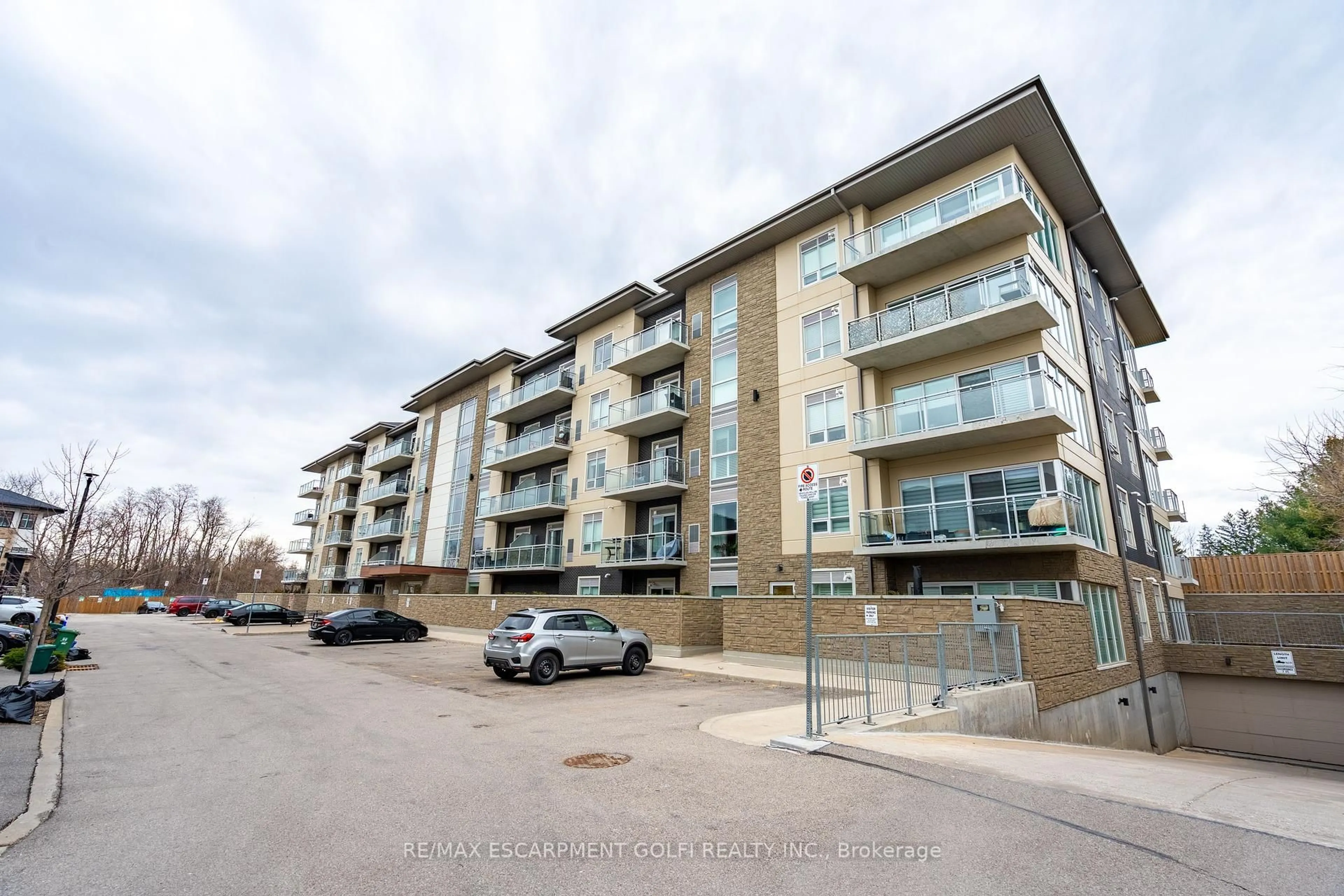 A pic from outside/outdoor area/front of a property/back of a property/a pic from drone, building for 16 Markle Cres #403, Hamilton Ontario L9G 0H4