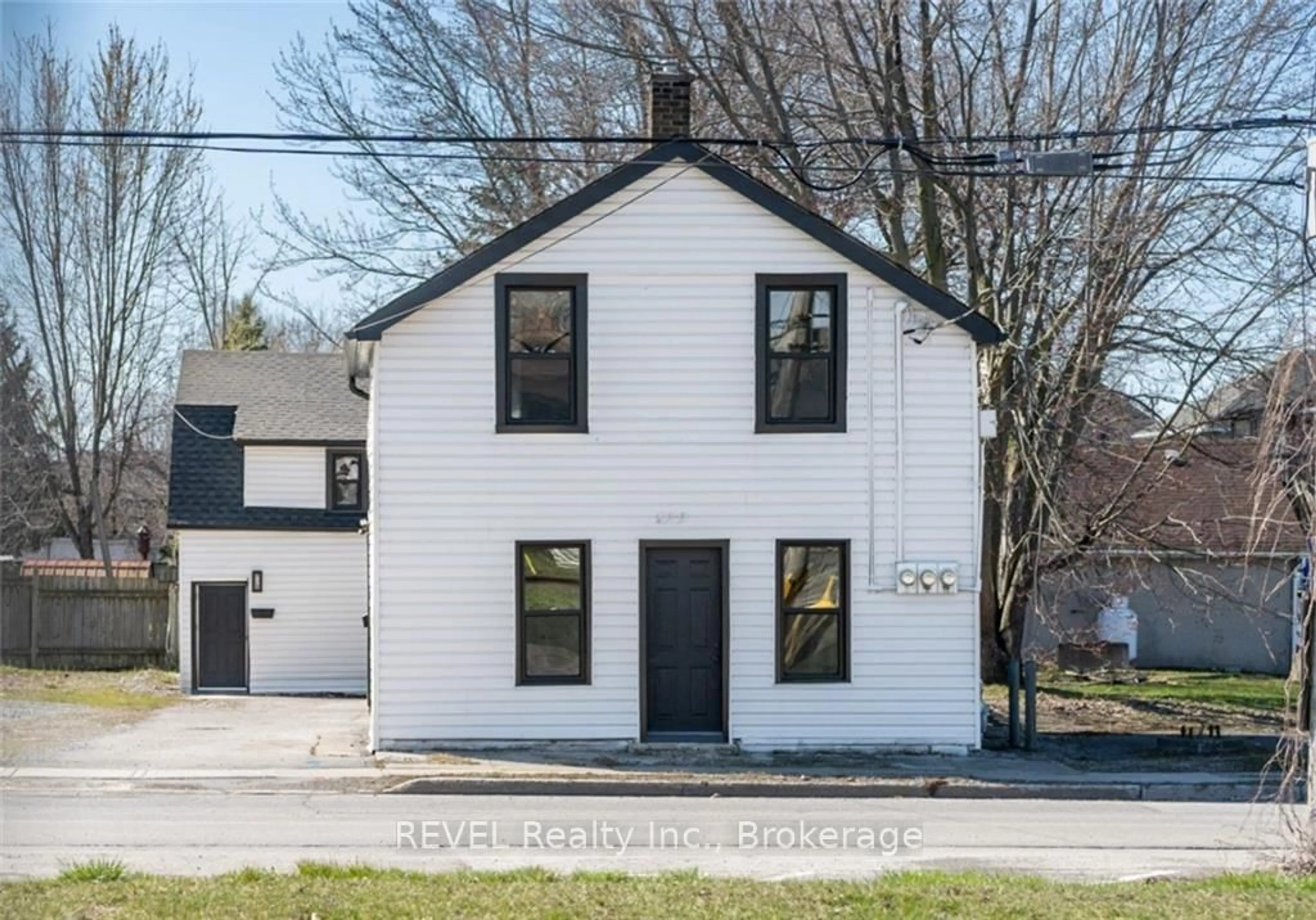Home with brick exterior material, street for 129 Durham St, Port Colborne Ontario L3K 1E1