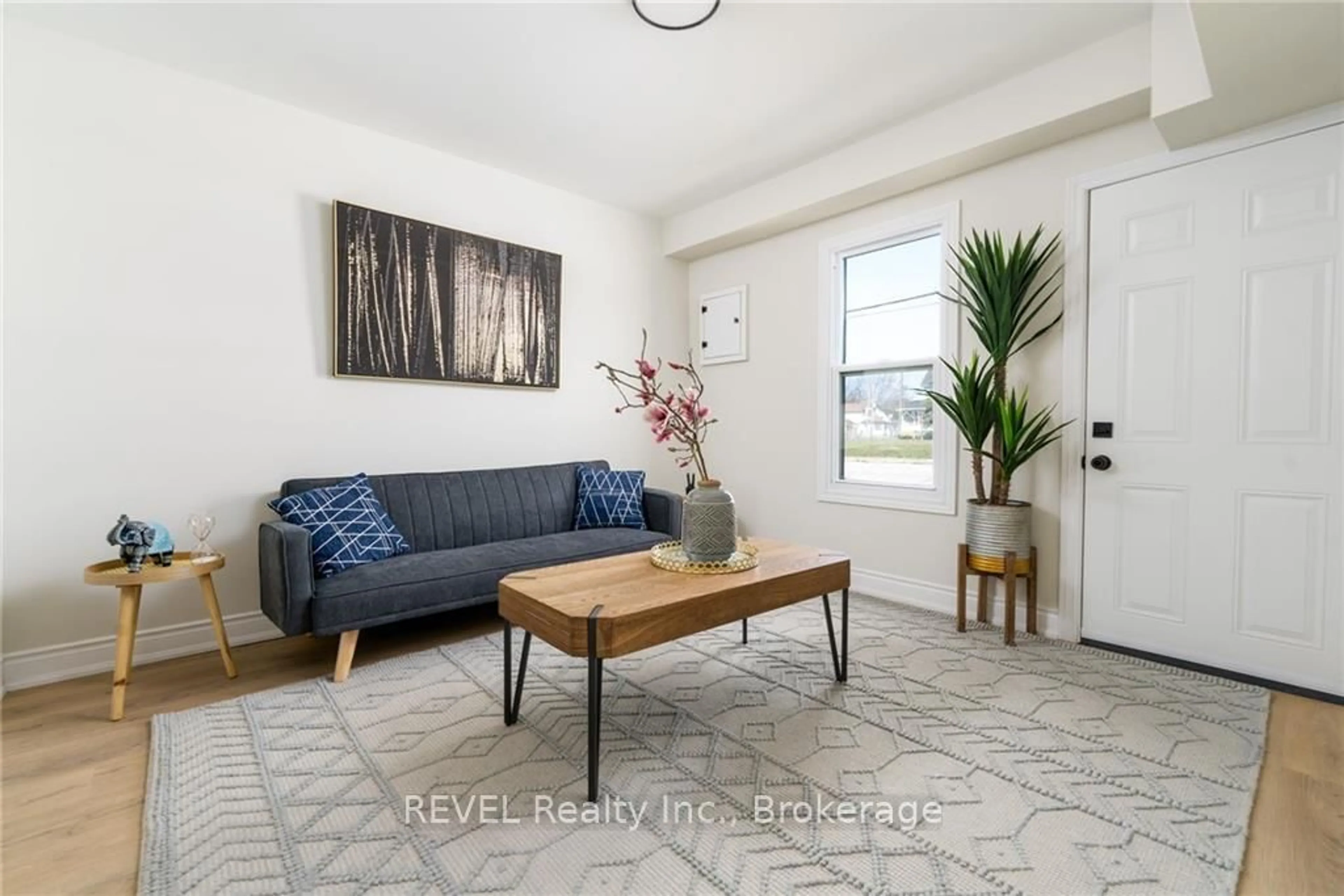 Living room with furniture, unknown for 129 Durham St, Port Colborne Ontario L3K 1E1