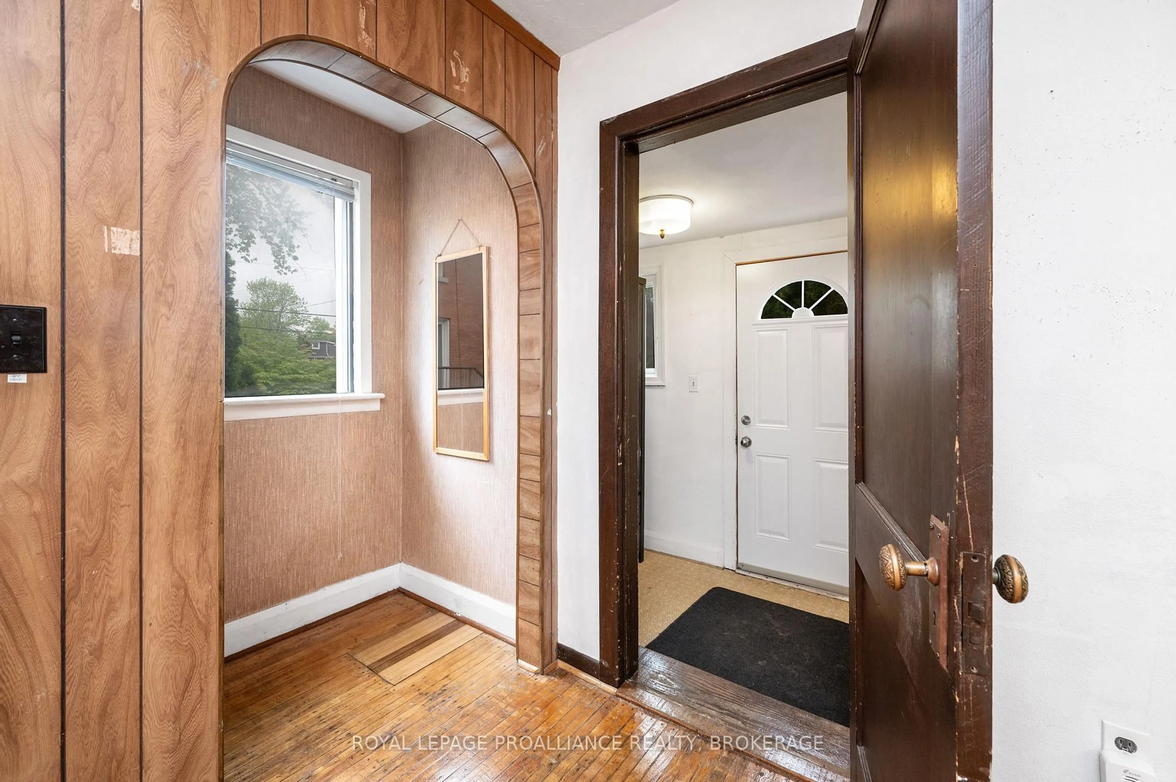 Indoor entryway for 500 Brock St, Kingston Ontario K7L 1T7