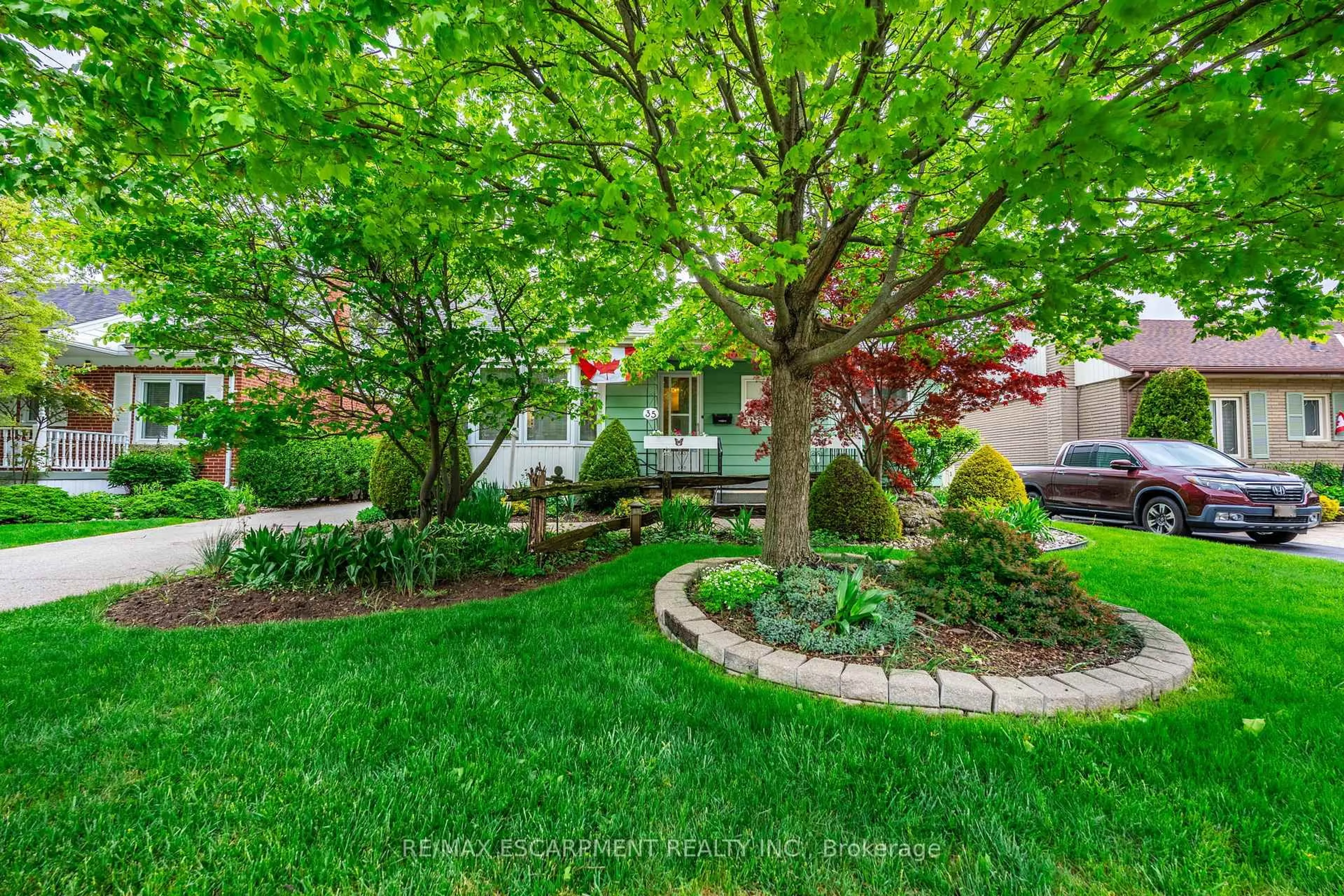 A pic from outside/outdoor area/front of a property/back of a property/a pic from drone, street for 35 Kemp Dr, Hamilton Ontario L9H 2N1