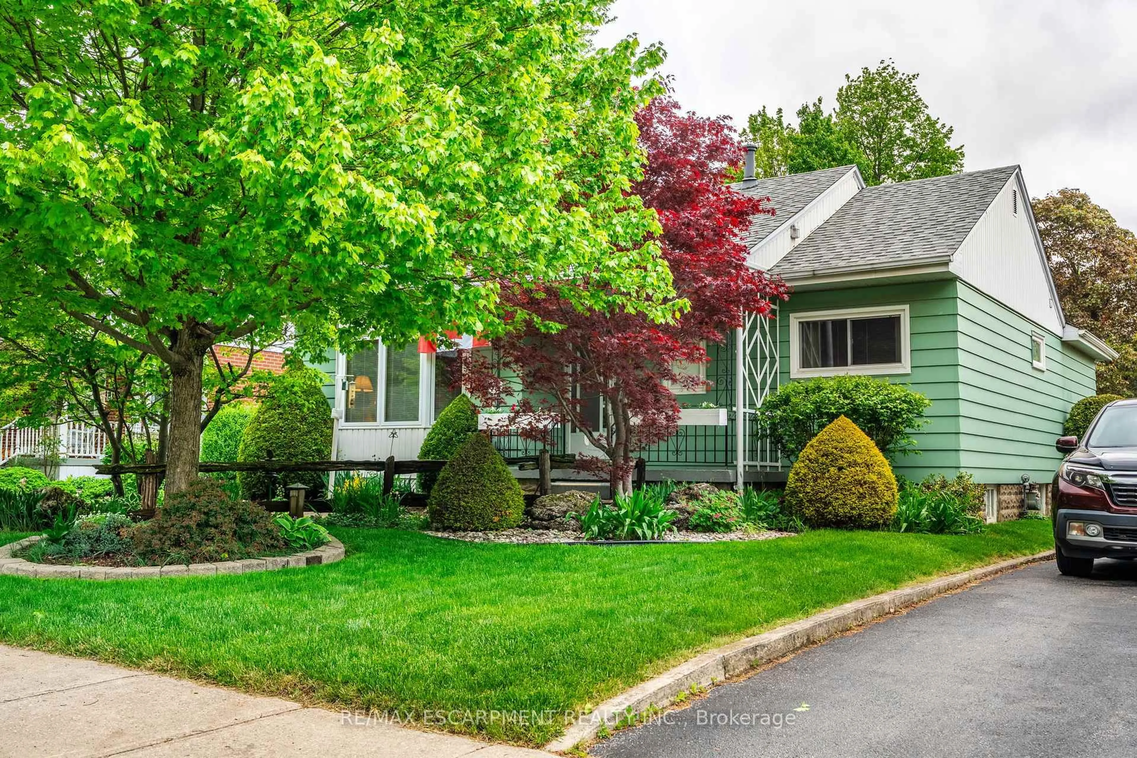 Home with vinyl exterior material, street for 35 Kemp Dr, Hamilton Ontario L9H 2N1