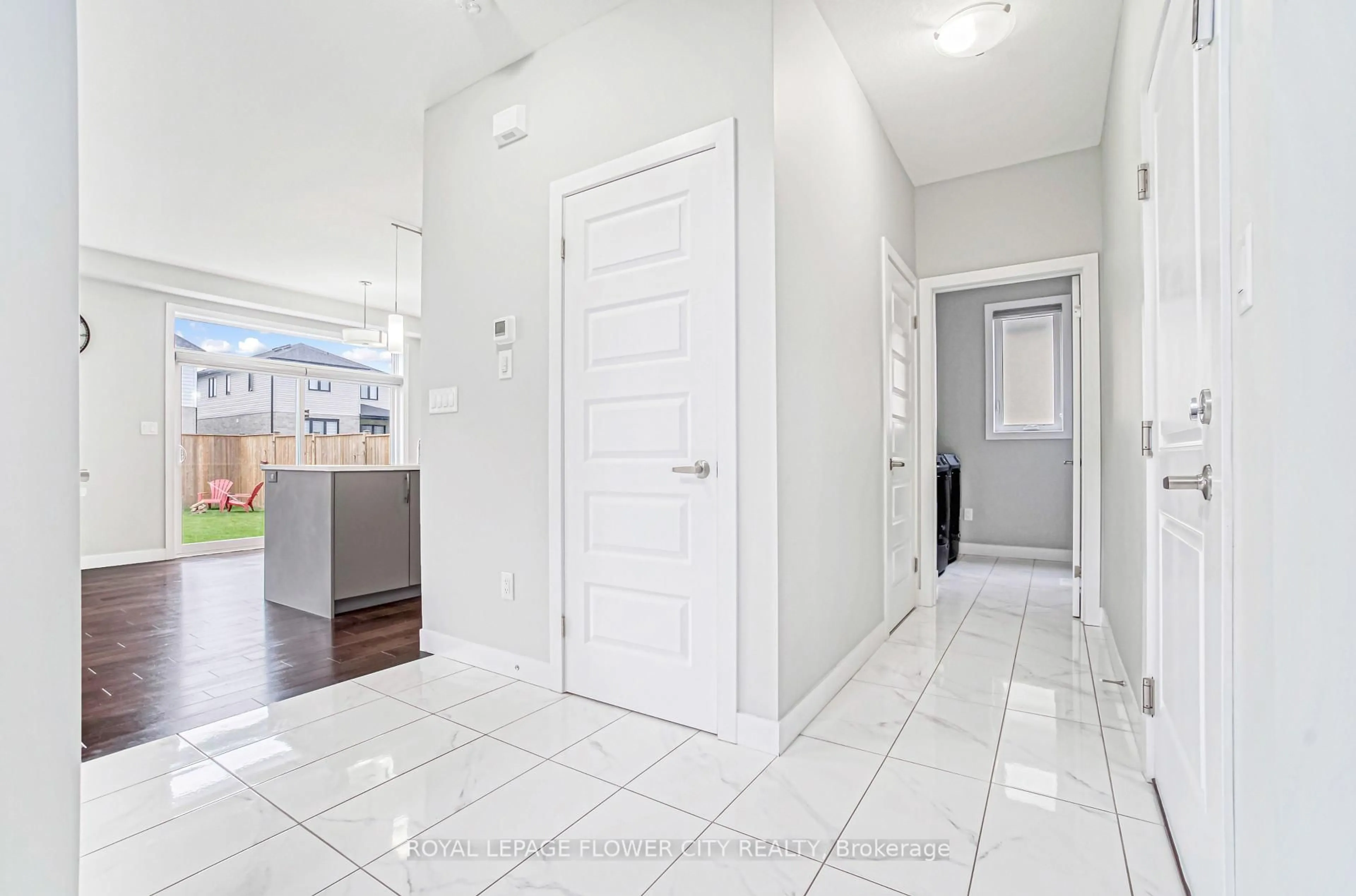 Indoor entryway for 1266 Twilite Blvd, London North Ontario N6G 0X7