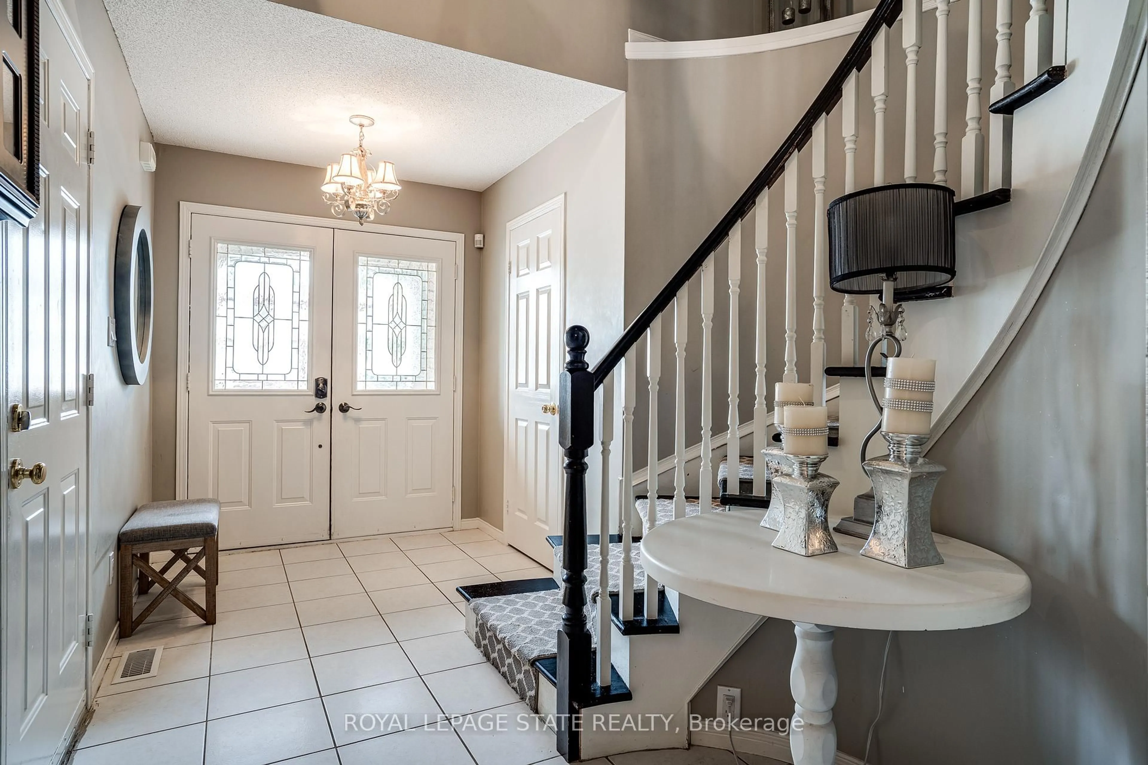 Indoor entryway for 19 Claudette Gate, Hamilton Ontario L9B 2S3