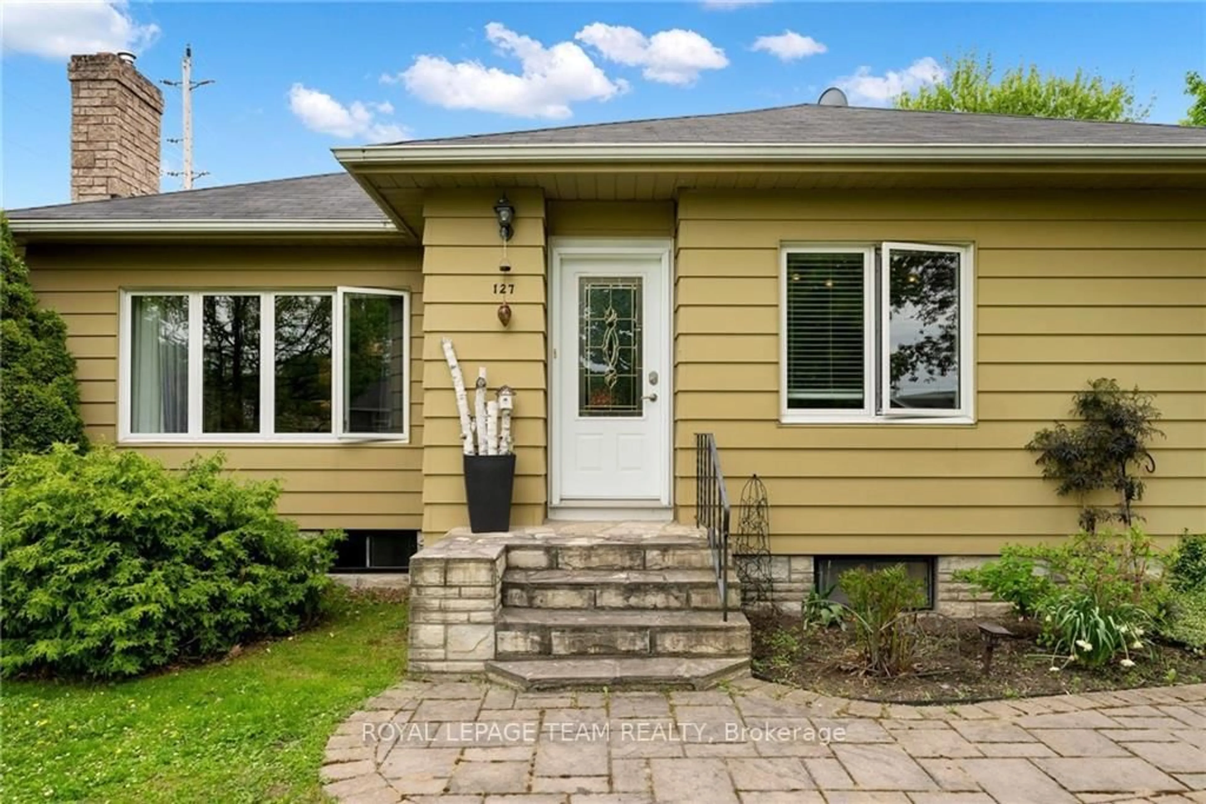 Home with vinyl exterior material, street for 127 GRANT Blvd, Renfrew Ontario K7V 2P3