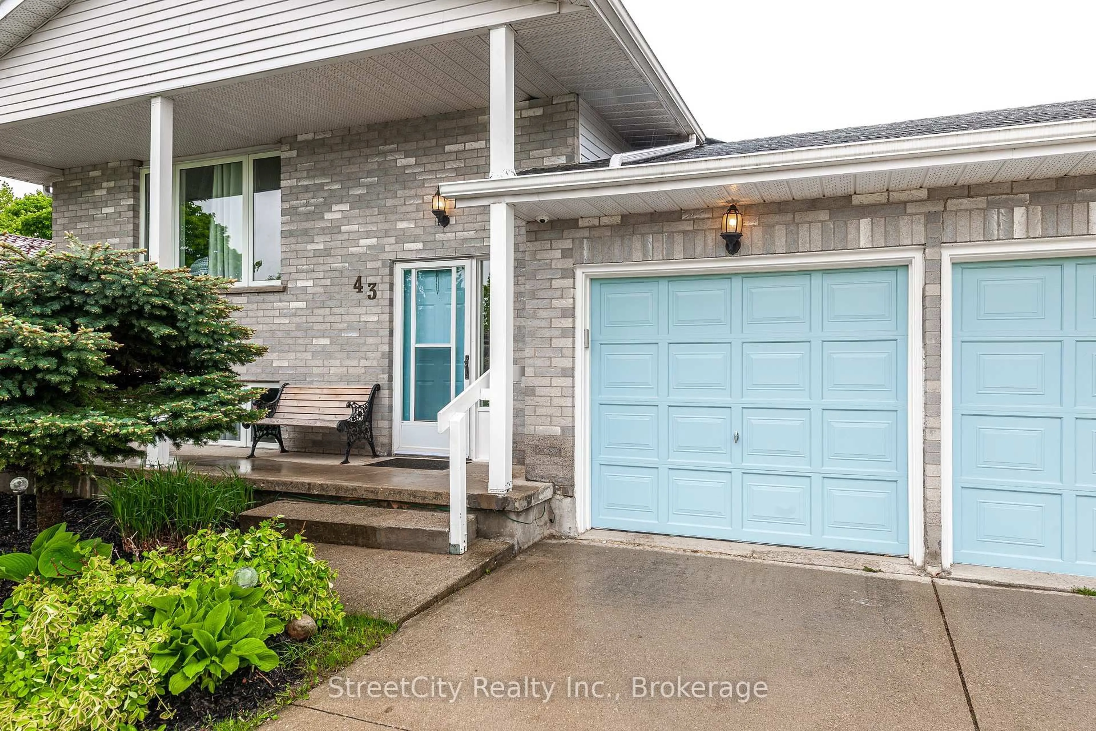 Indoor entryway for 43 Freeland Dr, Stratford Ontario N4Z 1H1
