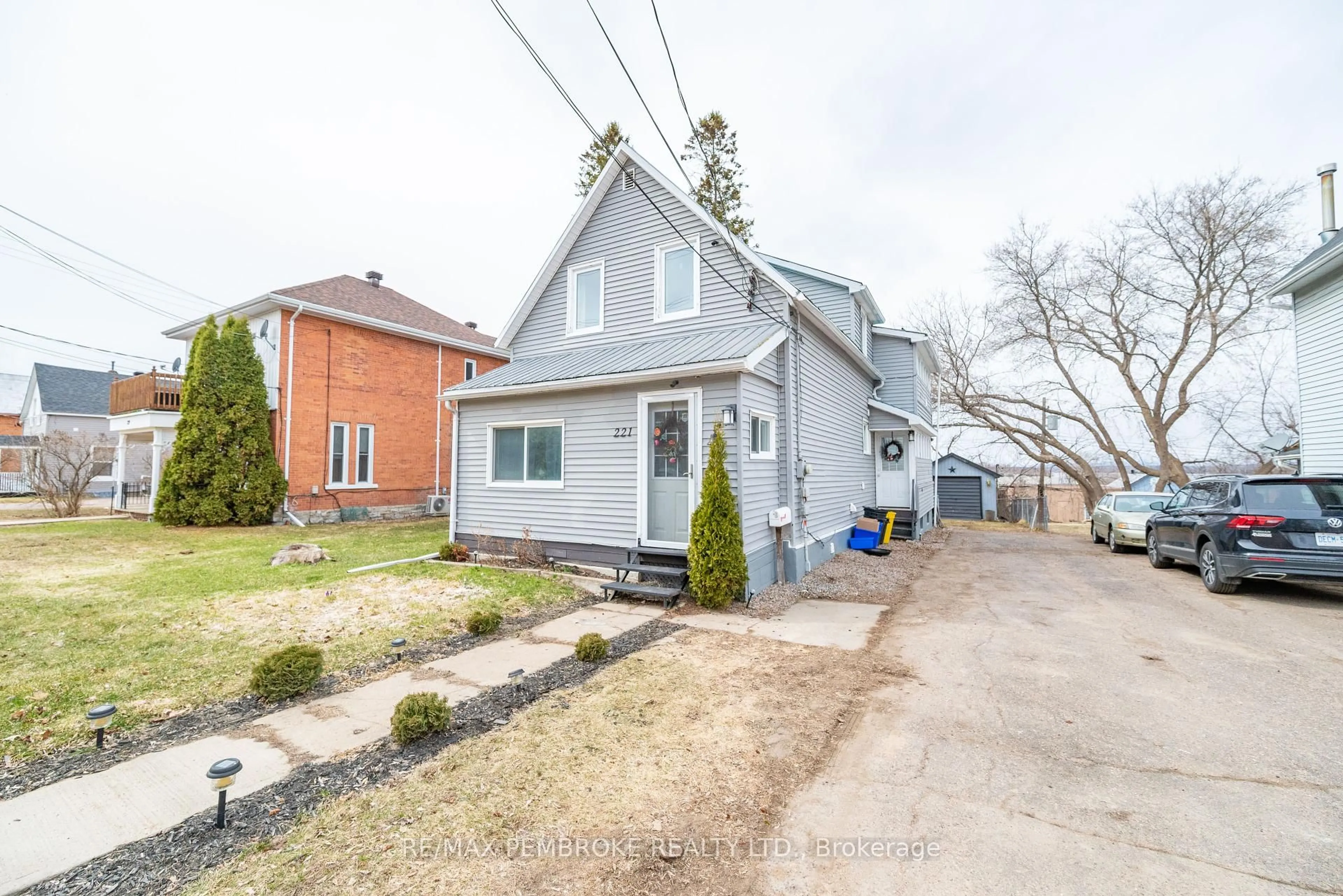 A pic from outside/outdoor area/front of a property/back of a property/a pic from drone, street for 221 Renfrew St, Pembroke Ontario K8A 5S2
