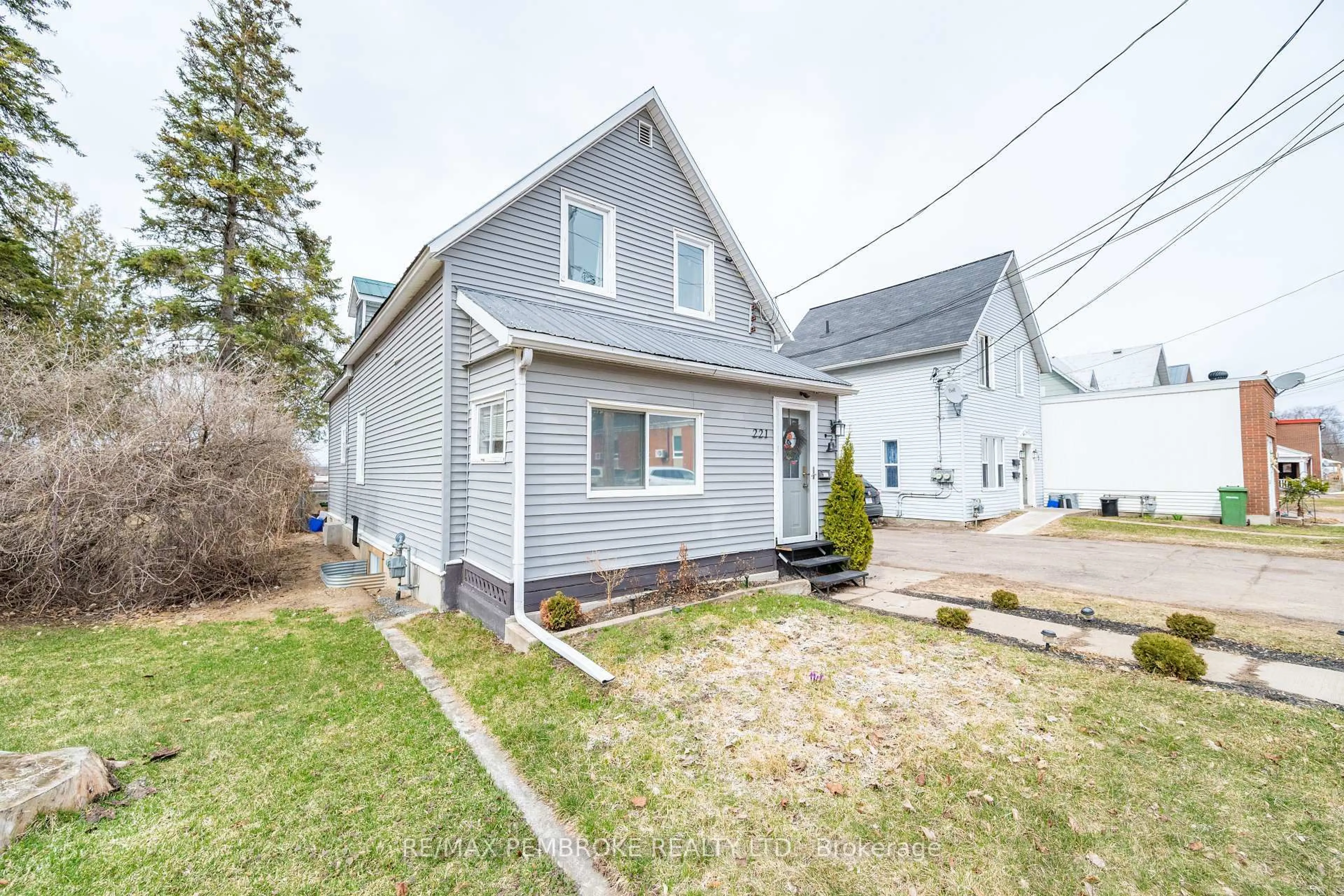 Unknown for 221 Renfrew St, Pembroke Ontario K8A 5S2