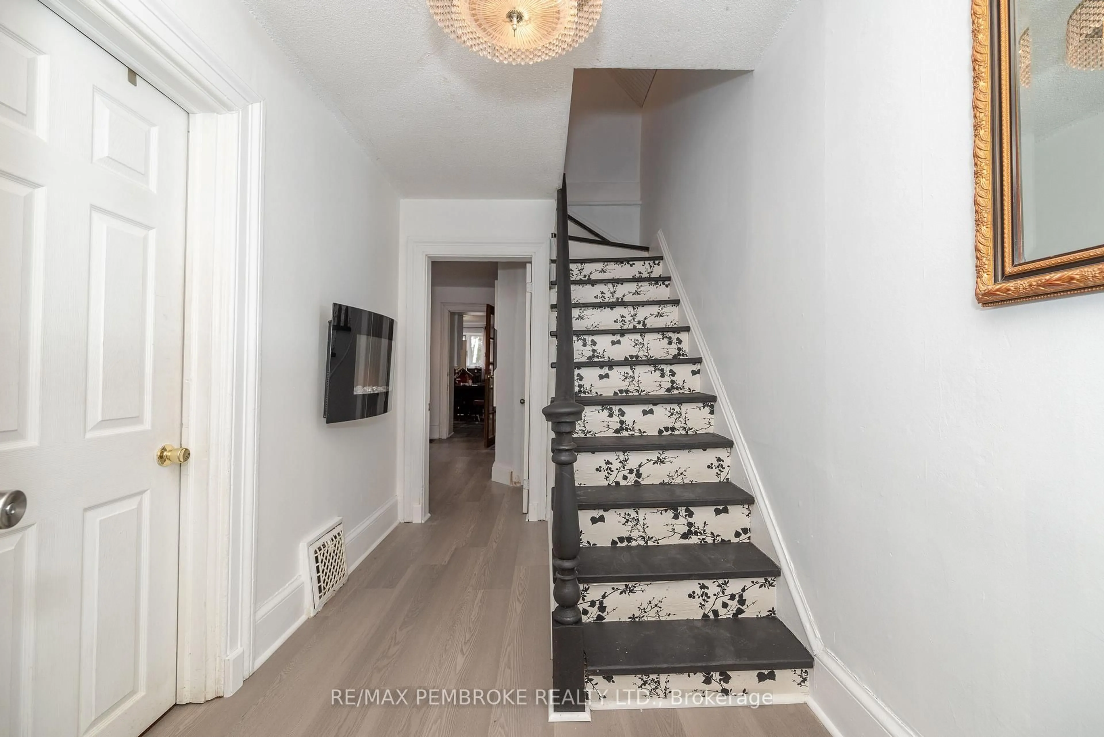 Stairs for 221 Renfrew St, Pembroke Ontario K8A 5S2