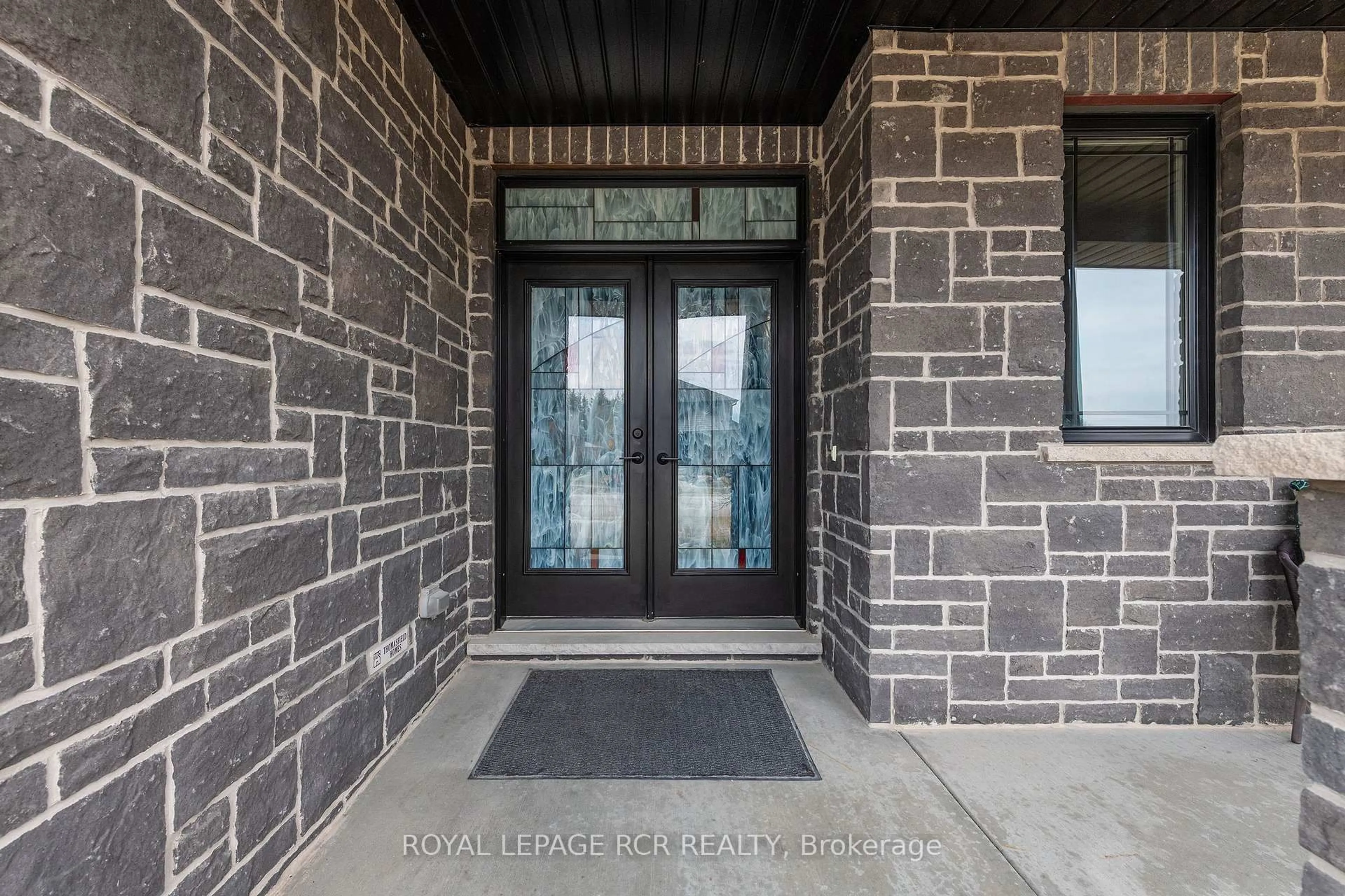 Indoor entryway for 10 Mayberry Dr, East Luther Grand Valley Ontario L9W 6T9