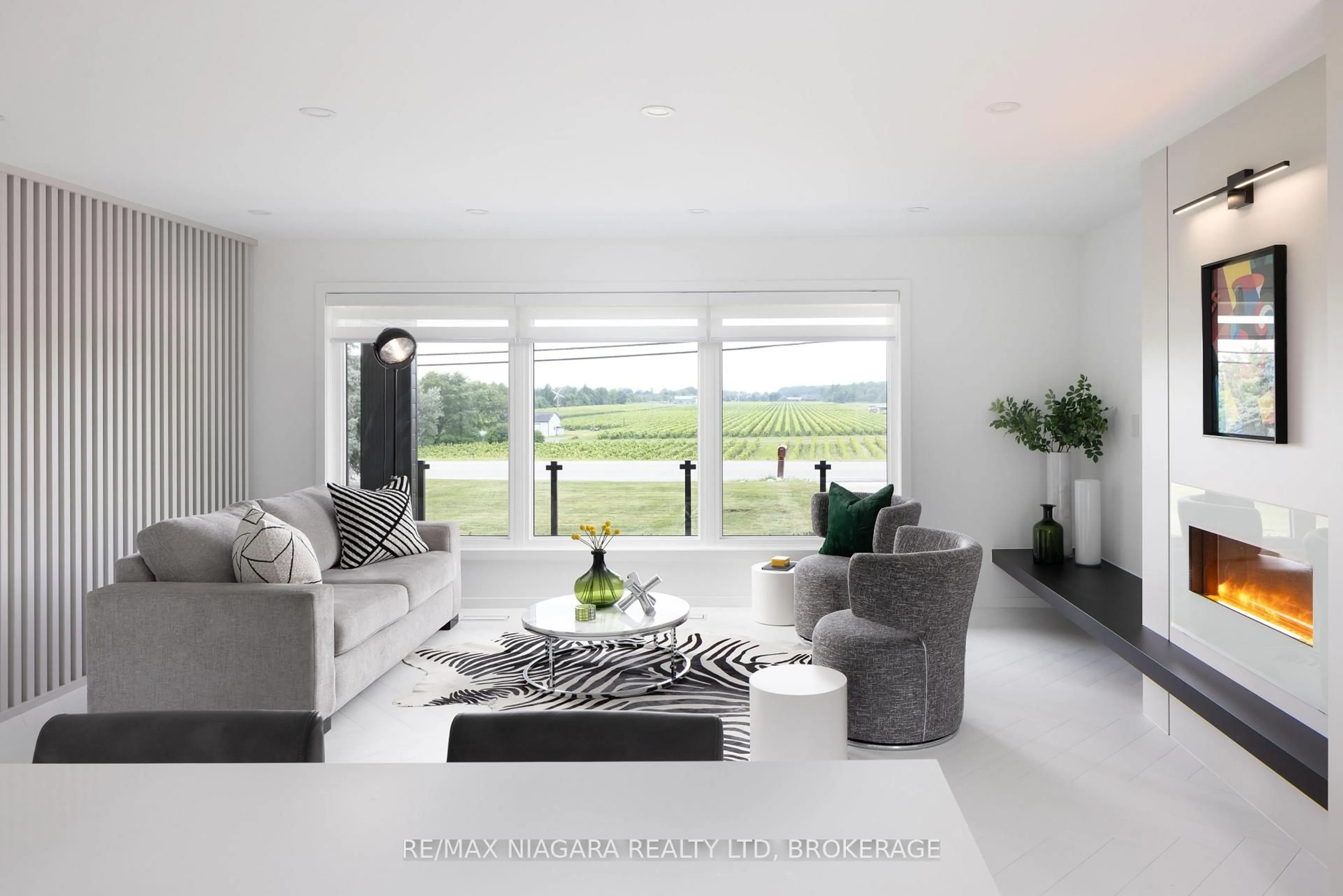 Living room with furniture, unknown for 413 QUEENSTON Rd, Niagara-on-the-Lake Ontario L0S 1J0