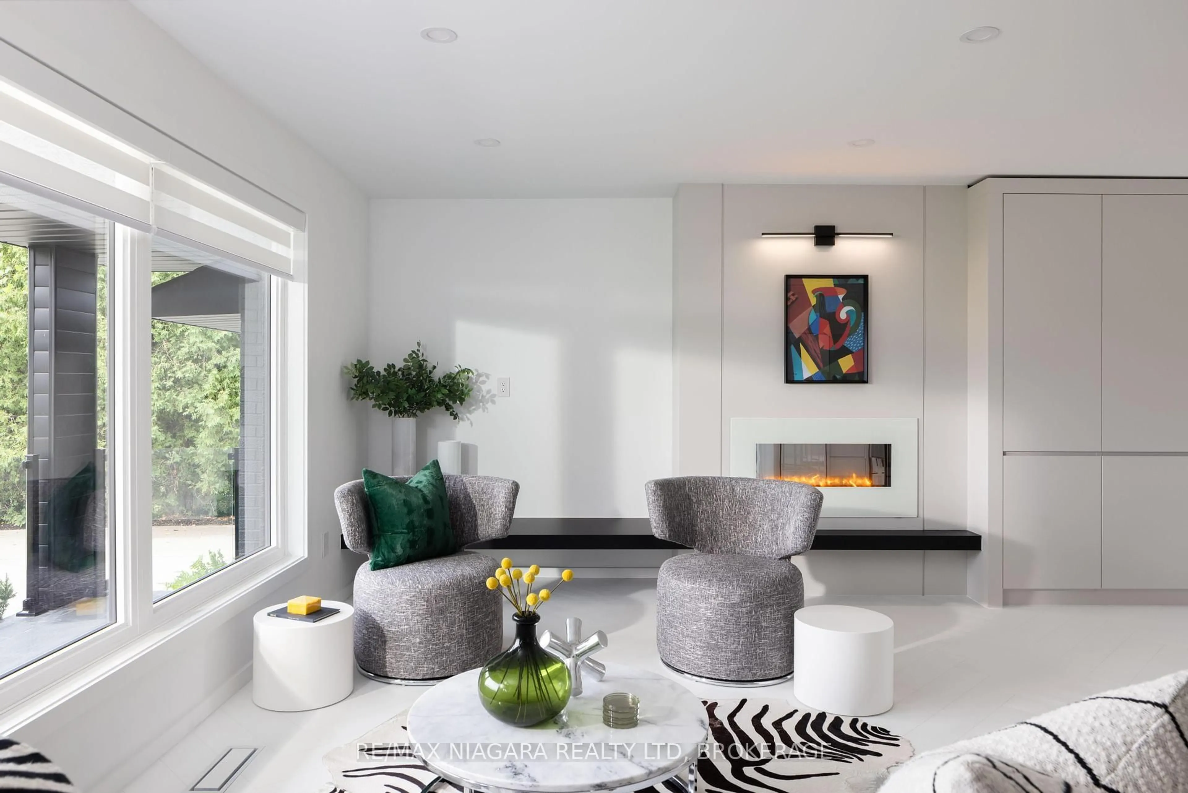 Living room with furniture, unknown for 413 QUEENSTON Rd, Niagara-on-the-Lake Ontario L0S 1J0