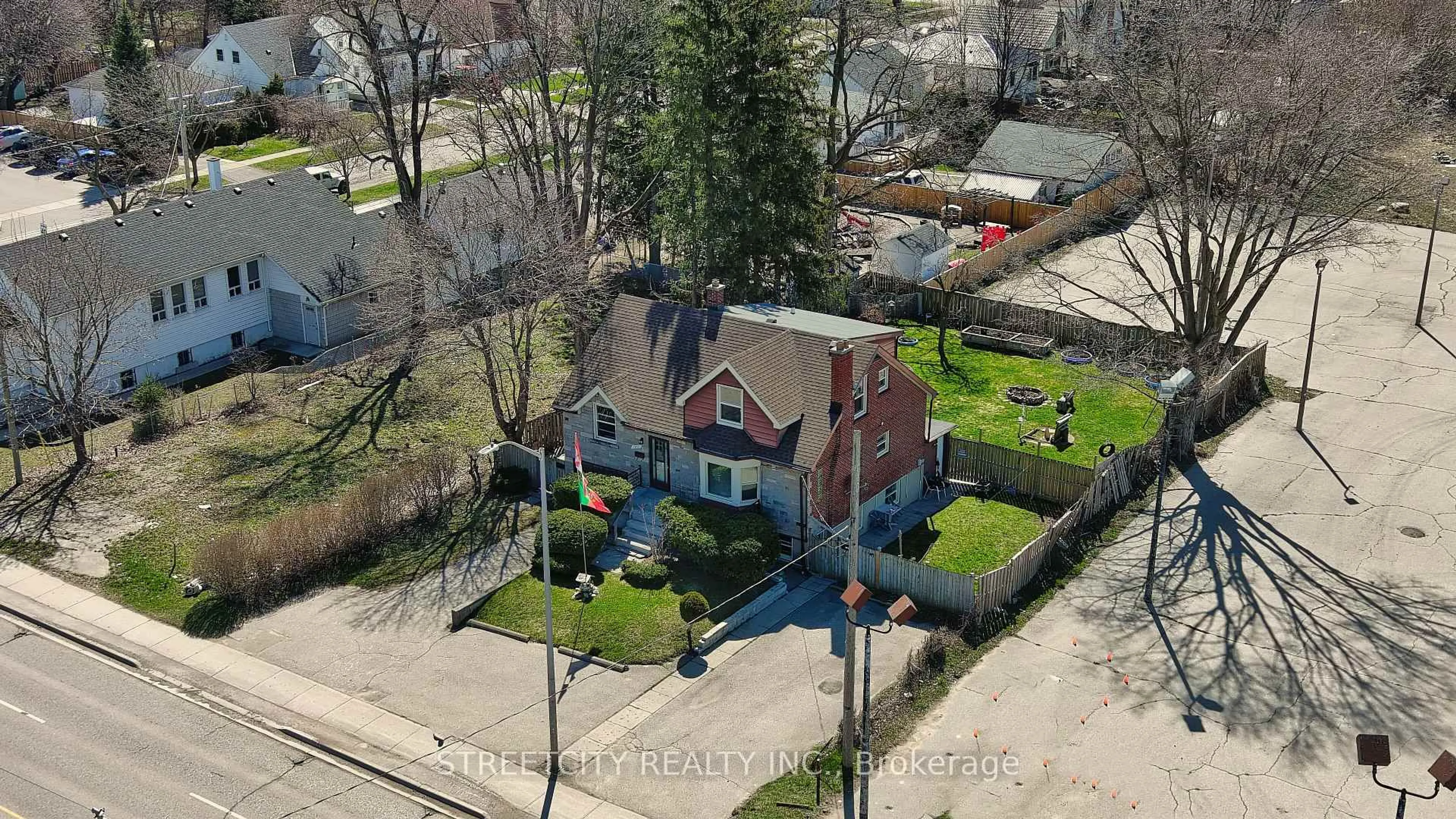 A pic from outside/outdoor area/front of a property/back of a property/a pic from drone, street for 1843 Dundas St, London East Ontario N5W 3E6