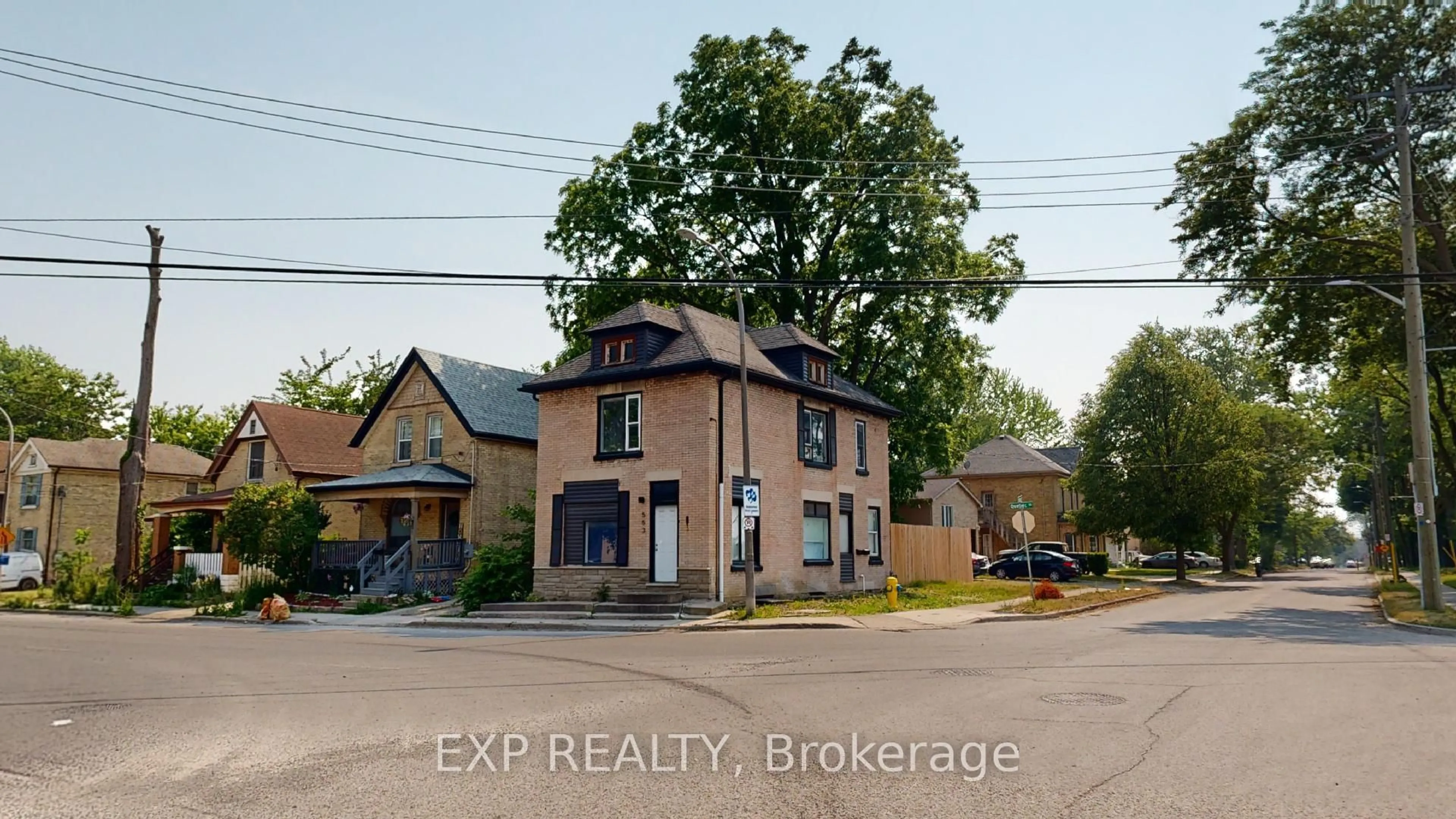 A pic from outside/outdoor area/front of a property/back of a property/a pic from drone, building for 553 Quebec St, London East Ontario N5W 3Y9
