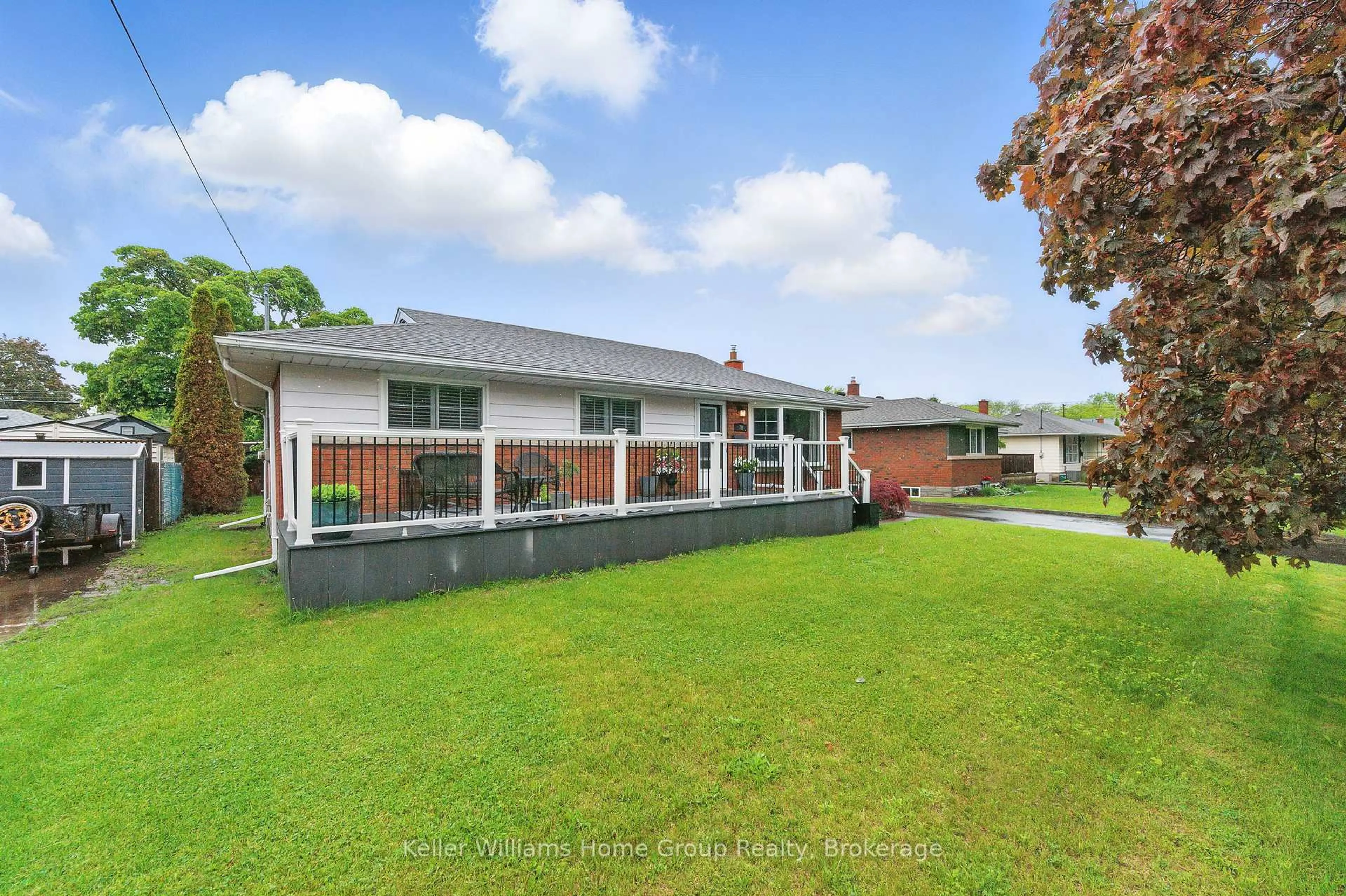 A pic from outside/outdoor area/front of a property/back of a property/a pic from drone, unknown for 79 Parkway St, St. Catharines Ontario L2M 4J2