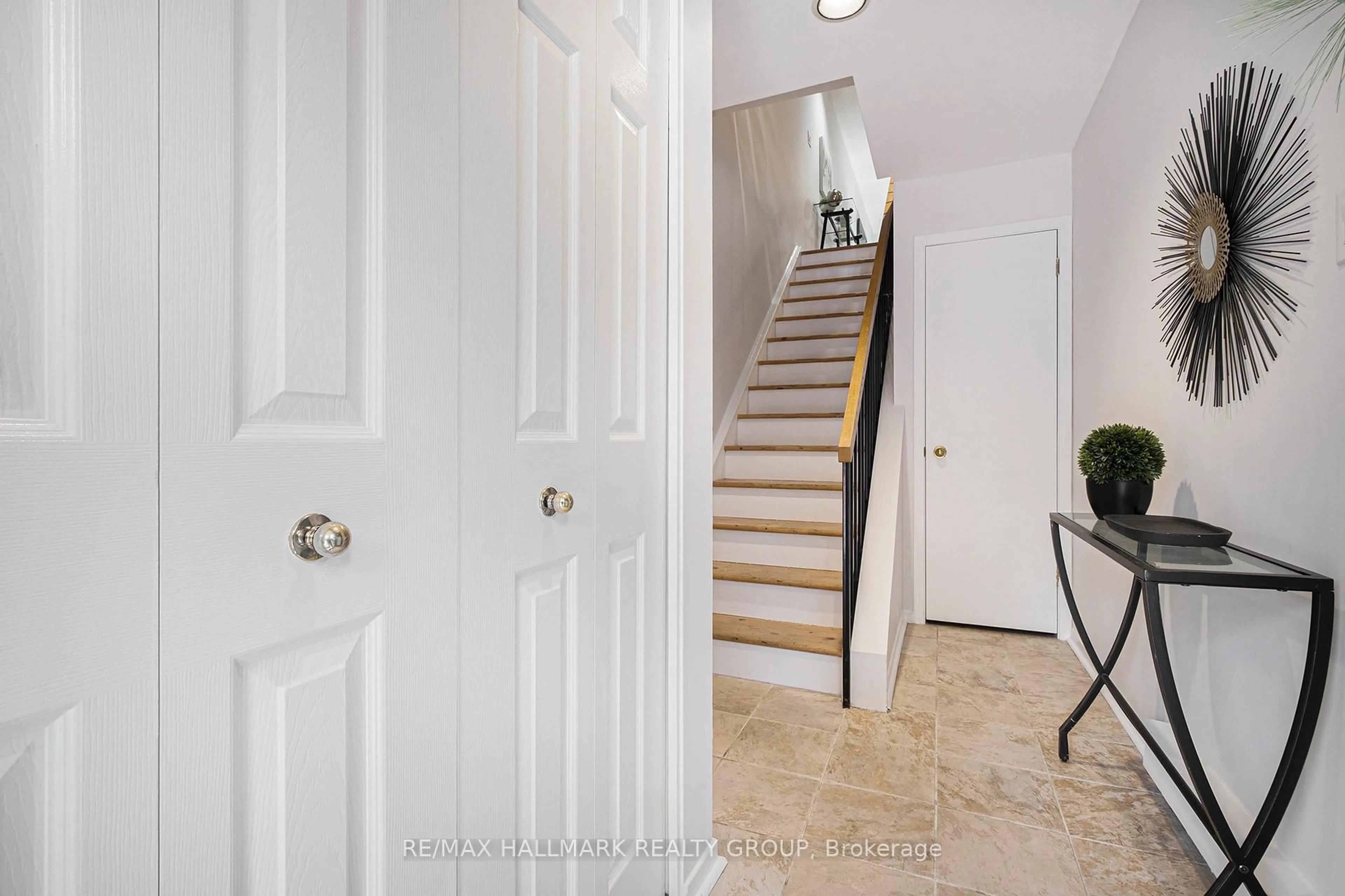 Indoor entryway for 20 Charlevoix St #15, Ottawa Ontario K1L 8K5