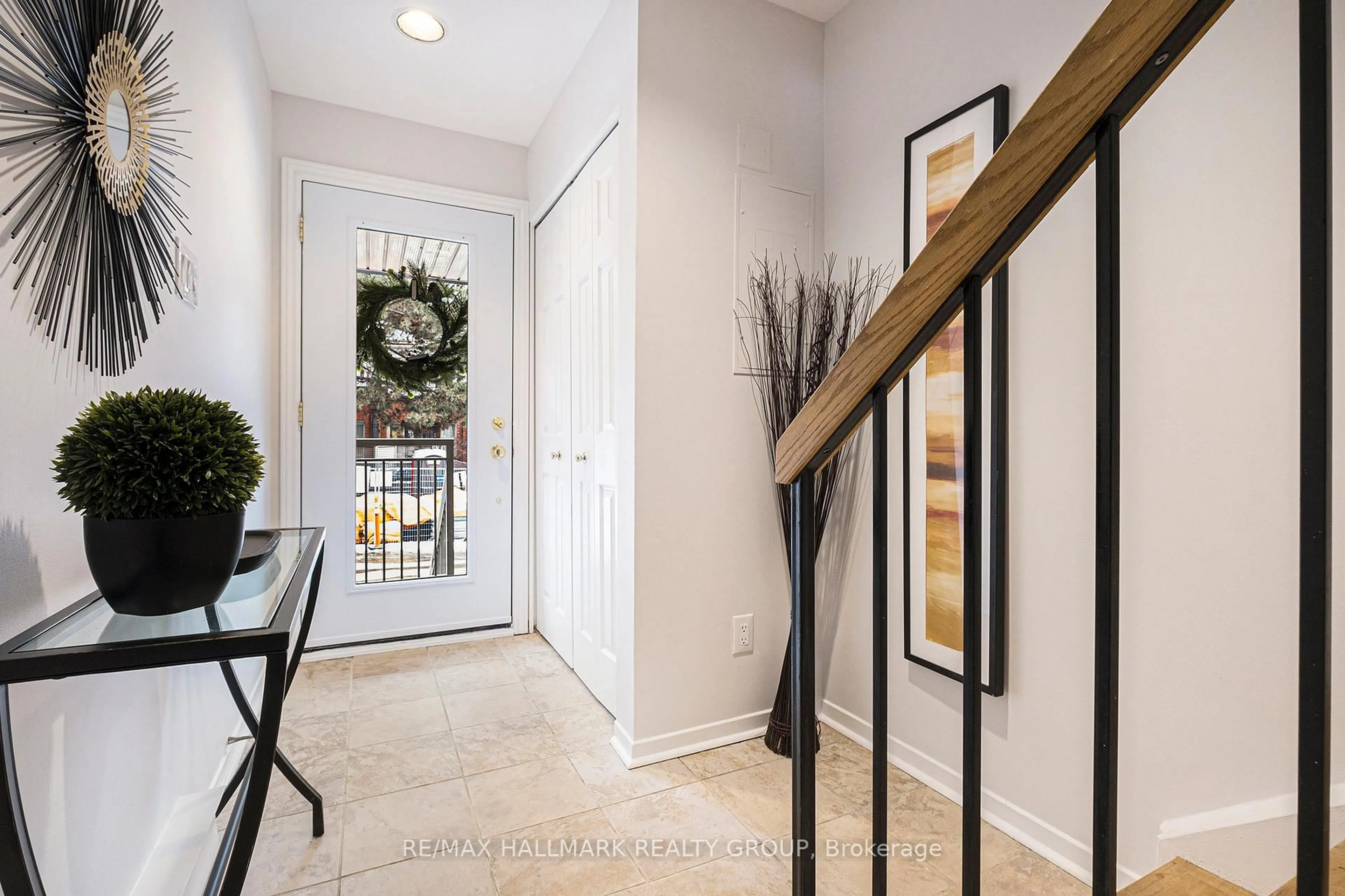 Indoor entryway for 20 Charlevoix St #15, Ottawa Ontario K1L 8K5