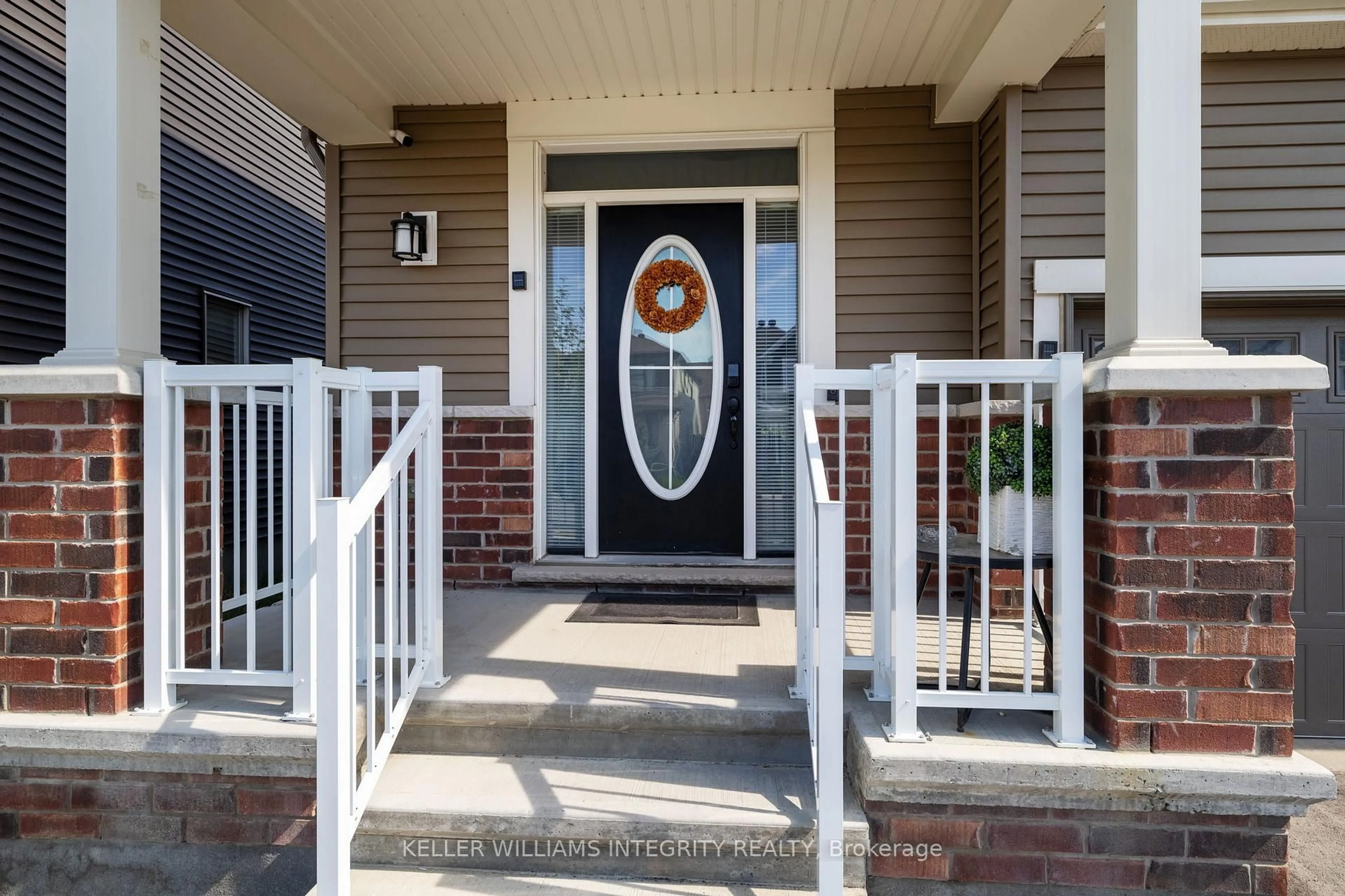 Indoor entryway for 618 Perseus Ave, Ottawa Ontario K2J 6S7