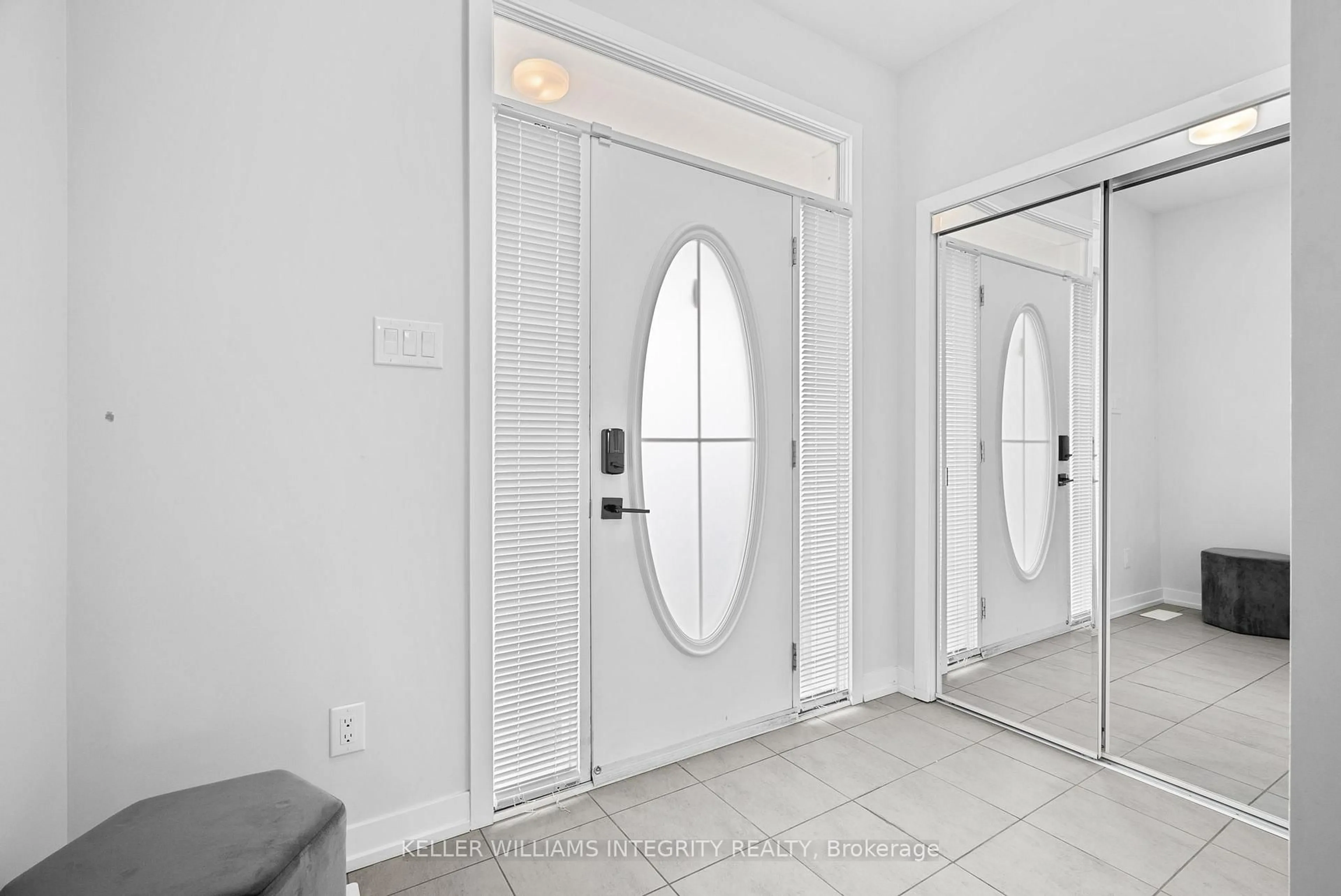 Indoor entryway for 618 Perseus Ave, Ottawa Ontario K2J 6S7