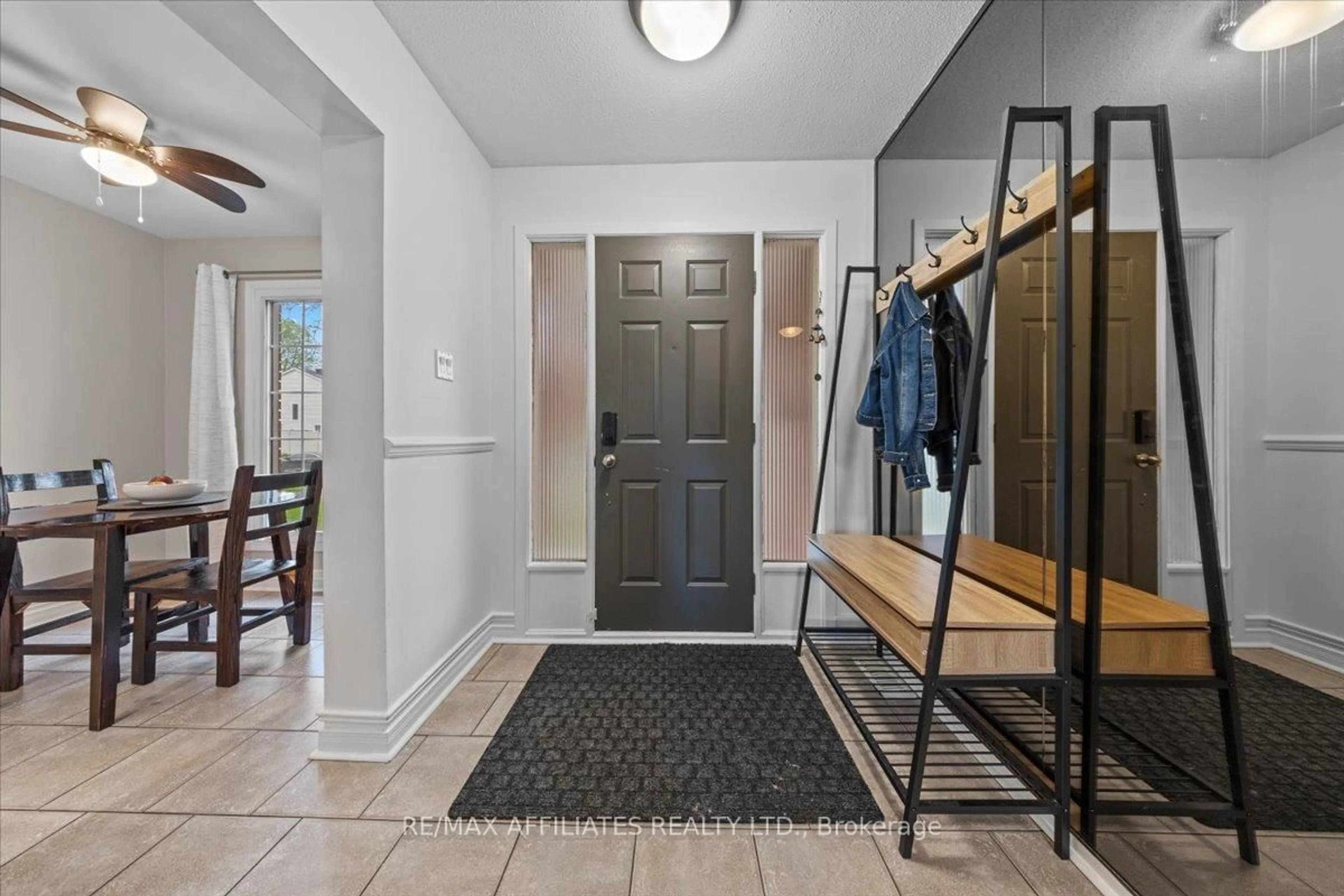 Indoor entryway for 1150 Ste Agathe Park, Ottawa Ontario K1C 2B5