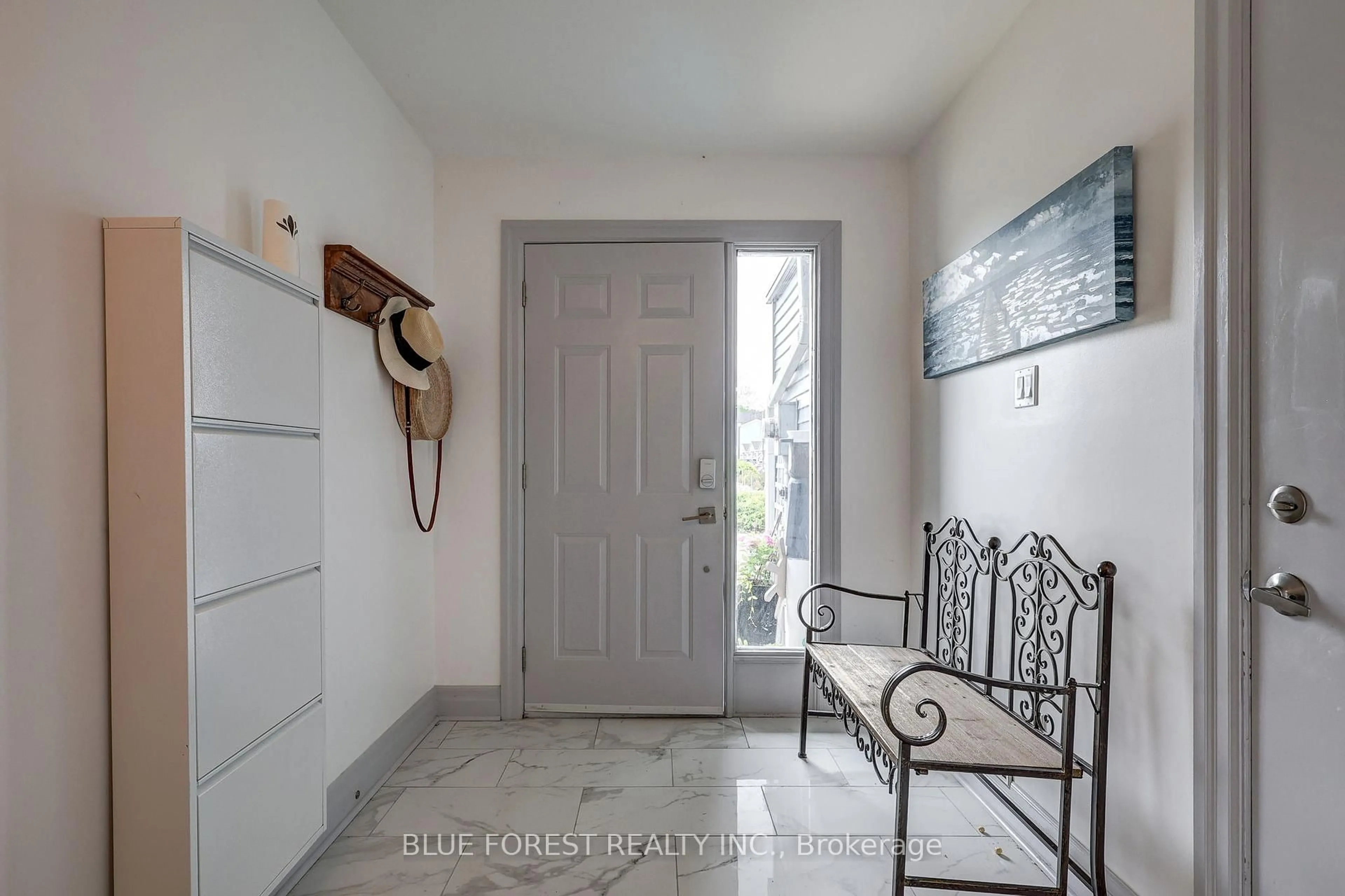 Indoor entryway for 374 Front St #26, Central Elgin Ontario N5L 1E9