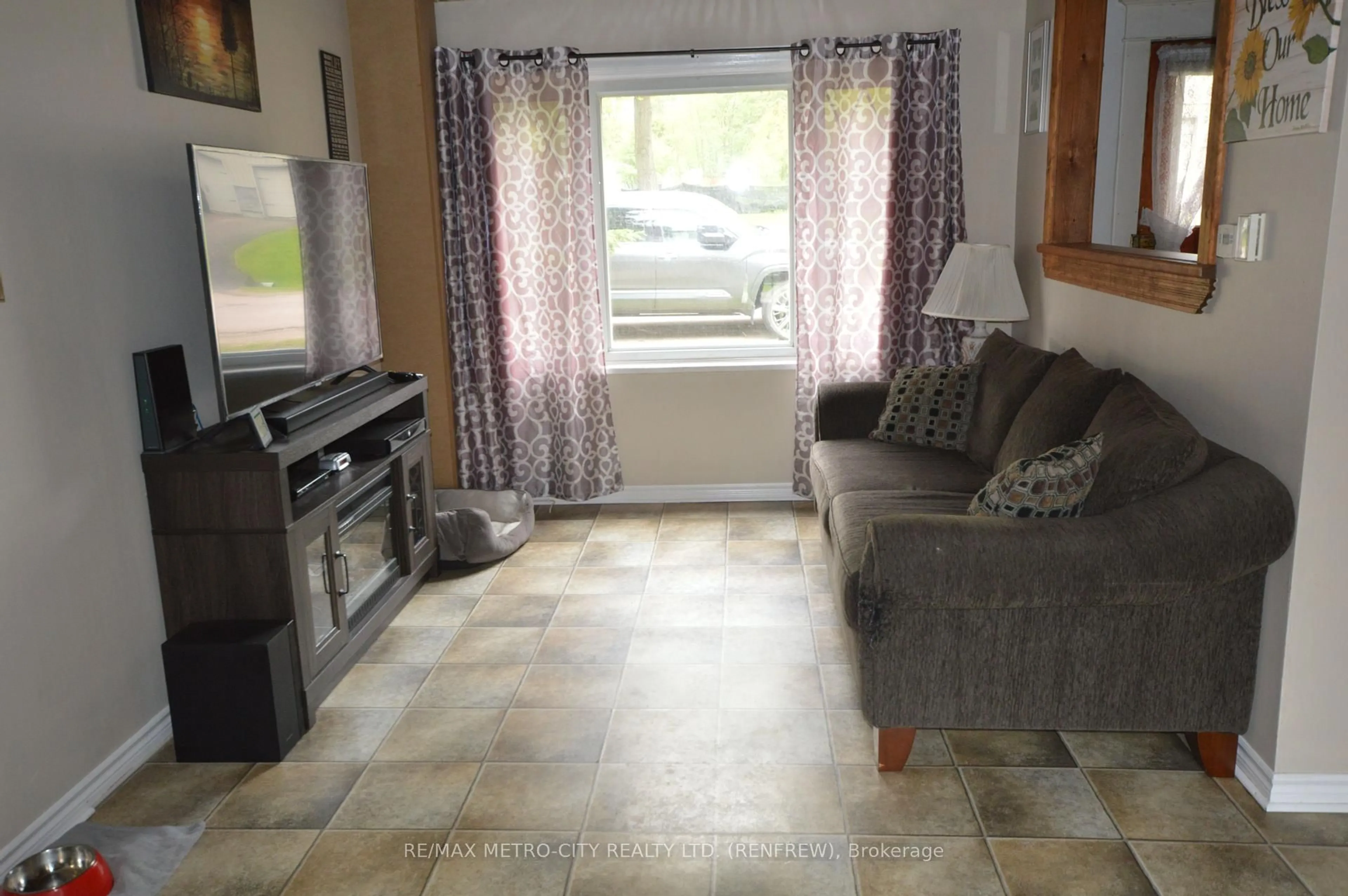 Living room with furniture, unknown for 558 Mcgee St, Pembroke Ontario K8A 6E6