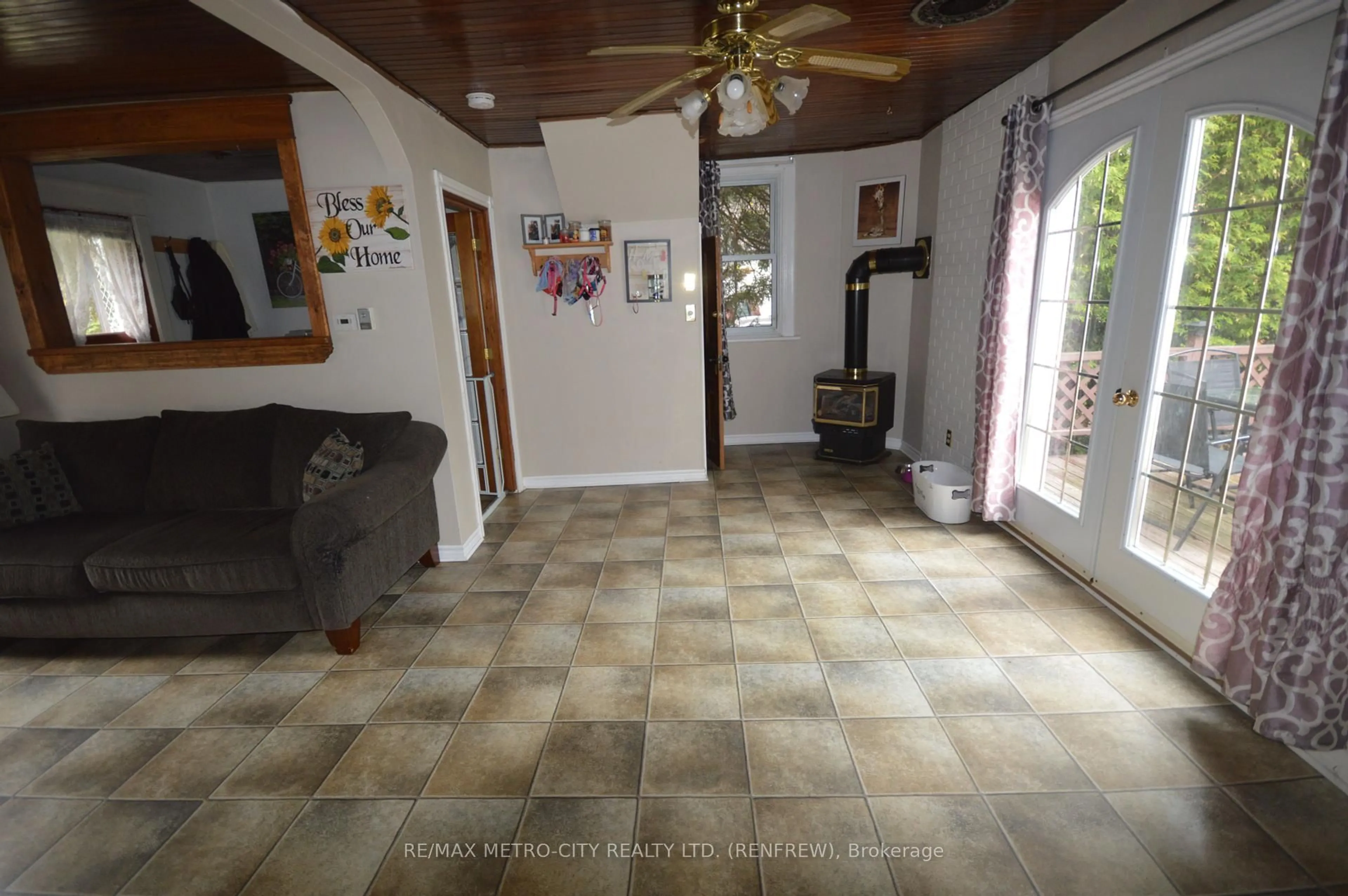 Unknown for 558 Mcgee St, Pembroke Ontario K8A 6E6