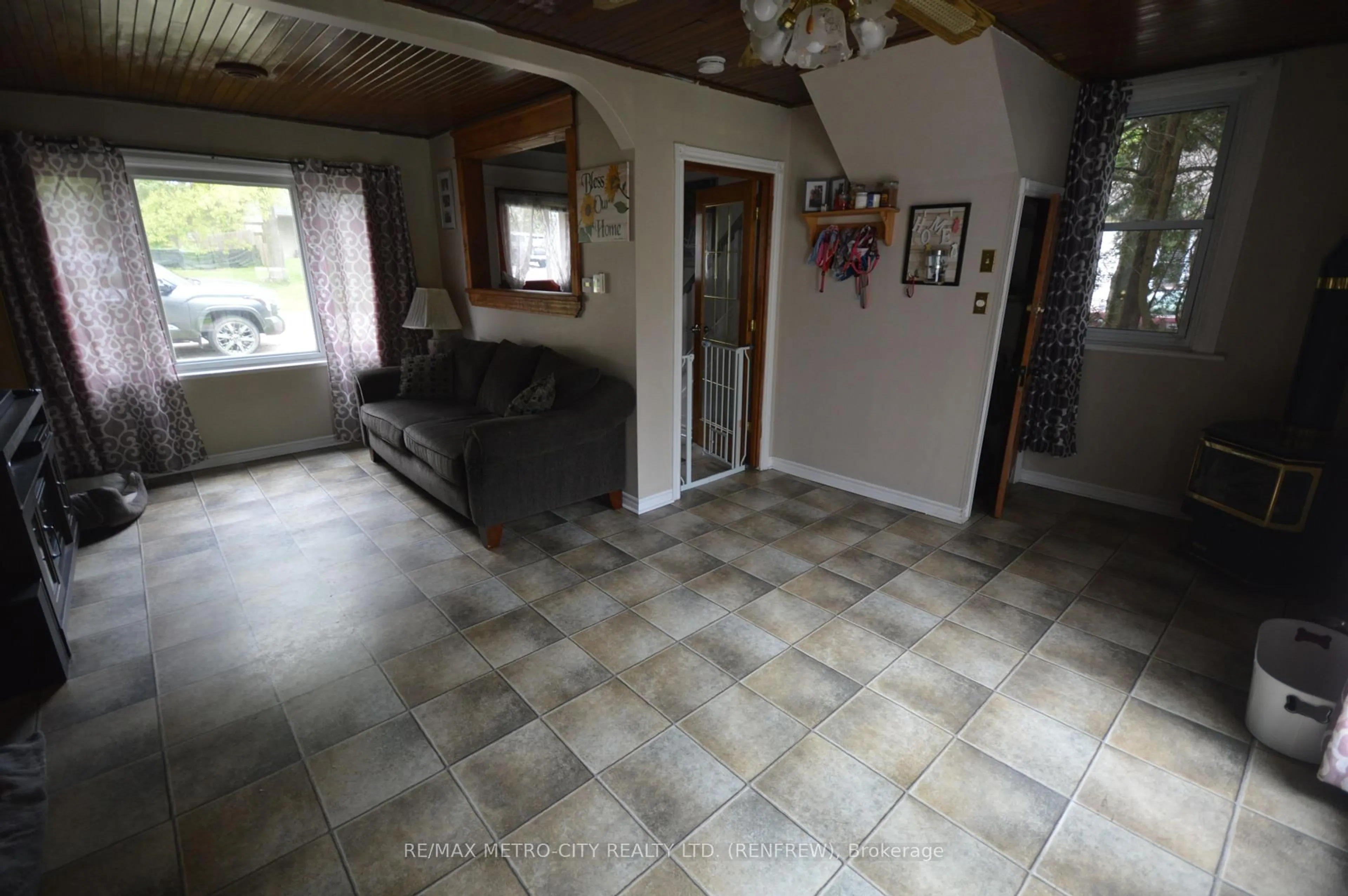Unknown for 558 Mcgee St, Pembroke Ontario K8A 6E6