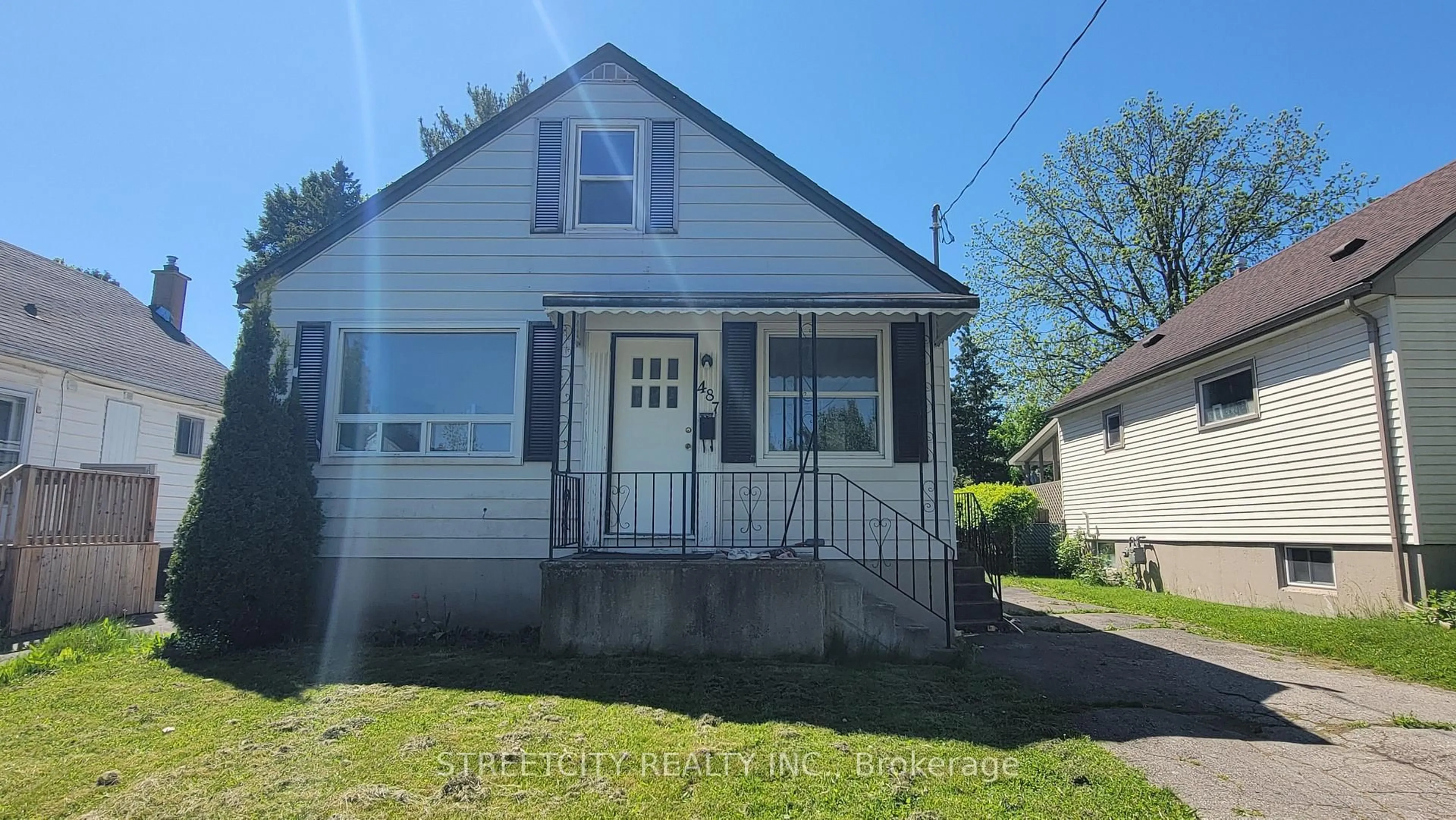 Home with vinyl exterior material, street for 487 Salisbury St, London East Ontario N5Y 3B4