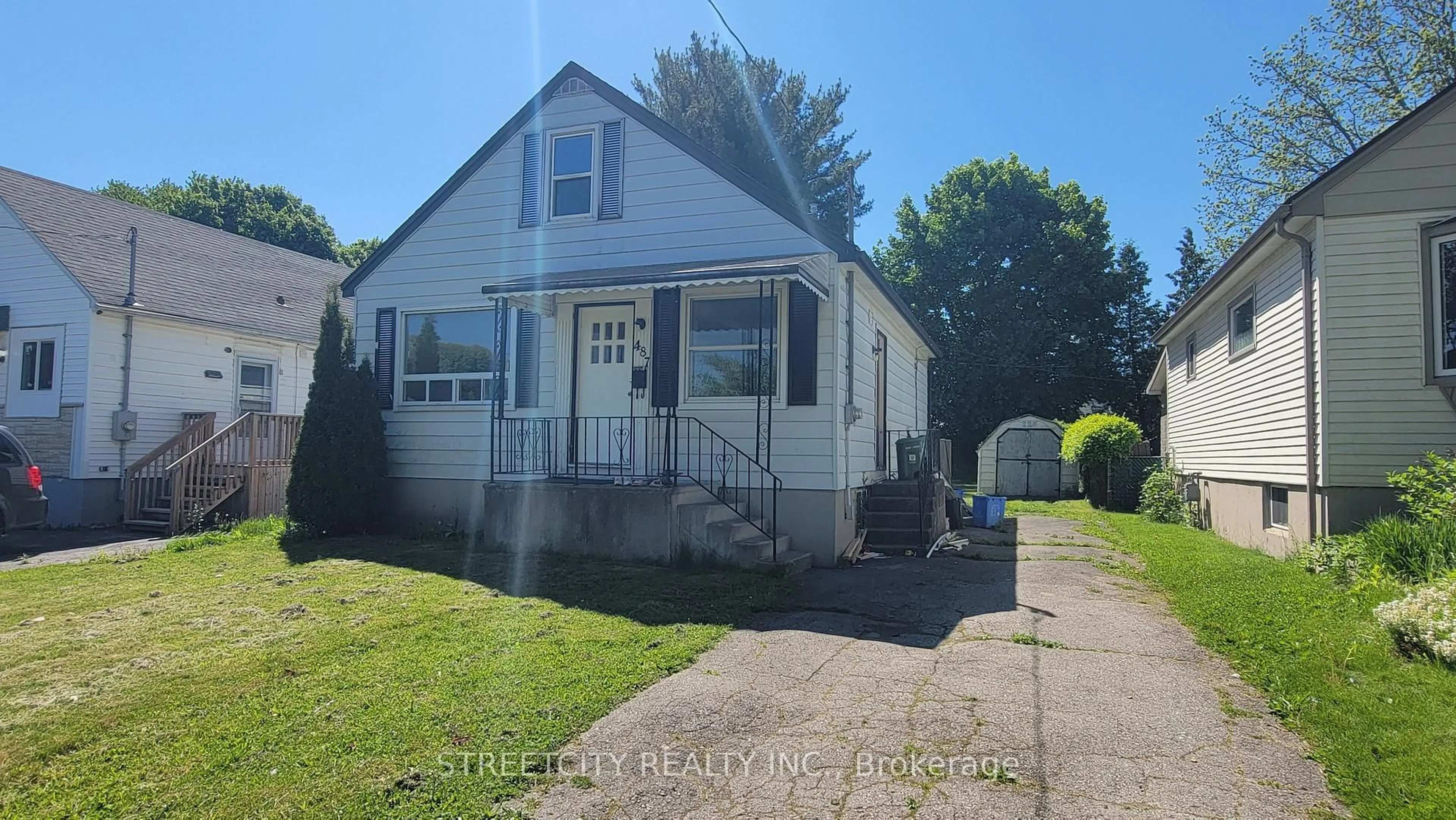 A pic from outside/outdoor area/front of a property/back of a property/a pic from drone, street for 487 Salisbury St, London East Ontario N5Y 3B4