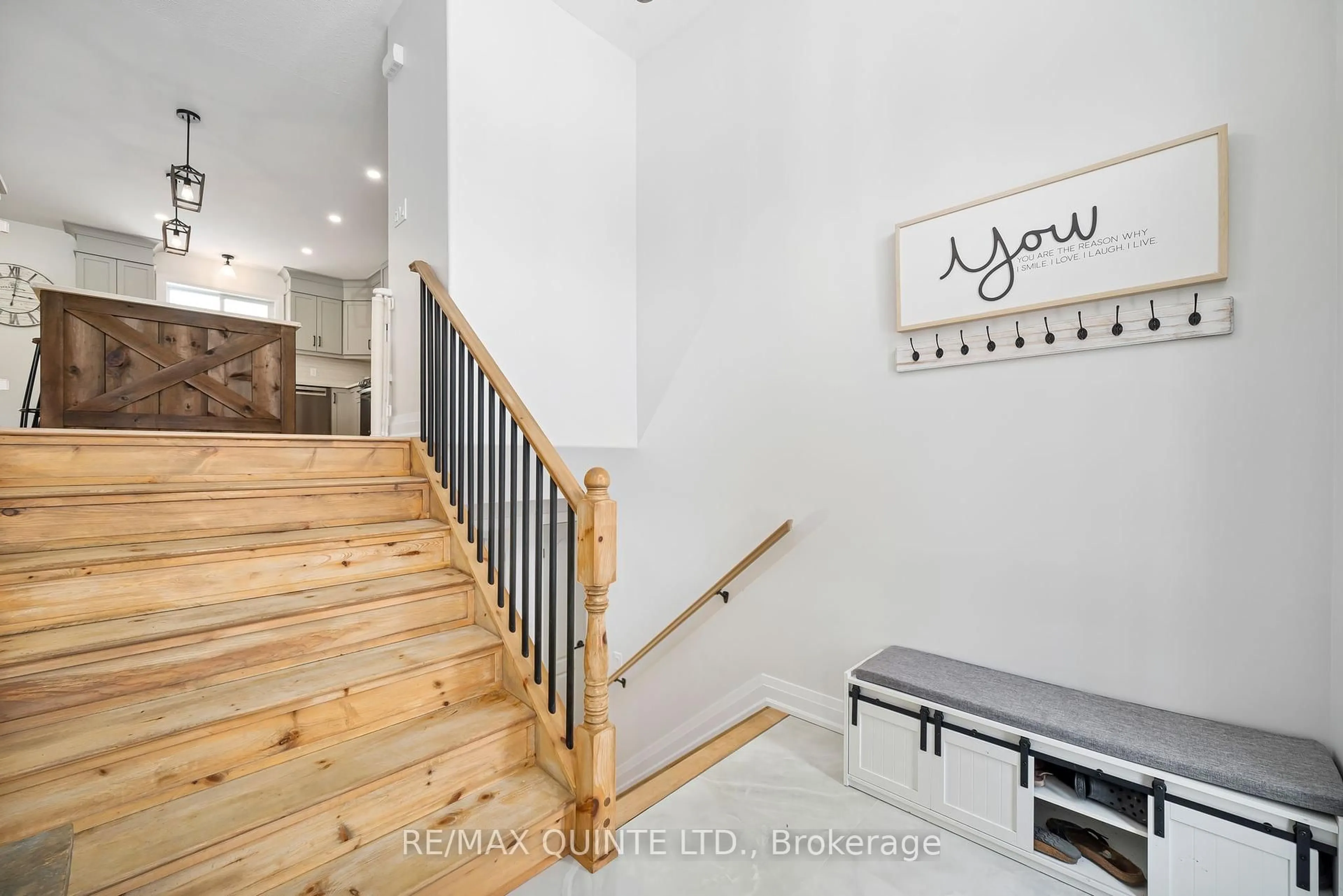 Indoor entryway for 544 Townsend Rd, Stirling Ontario K0K 3E0