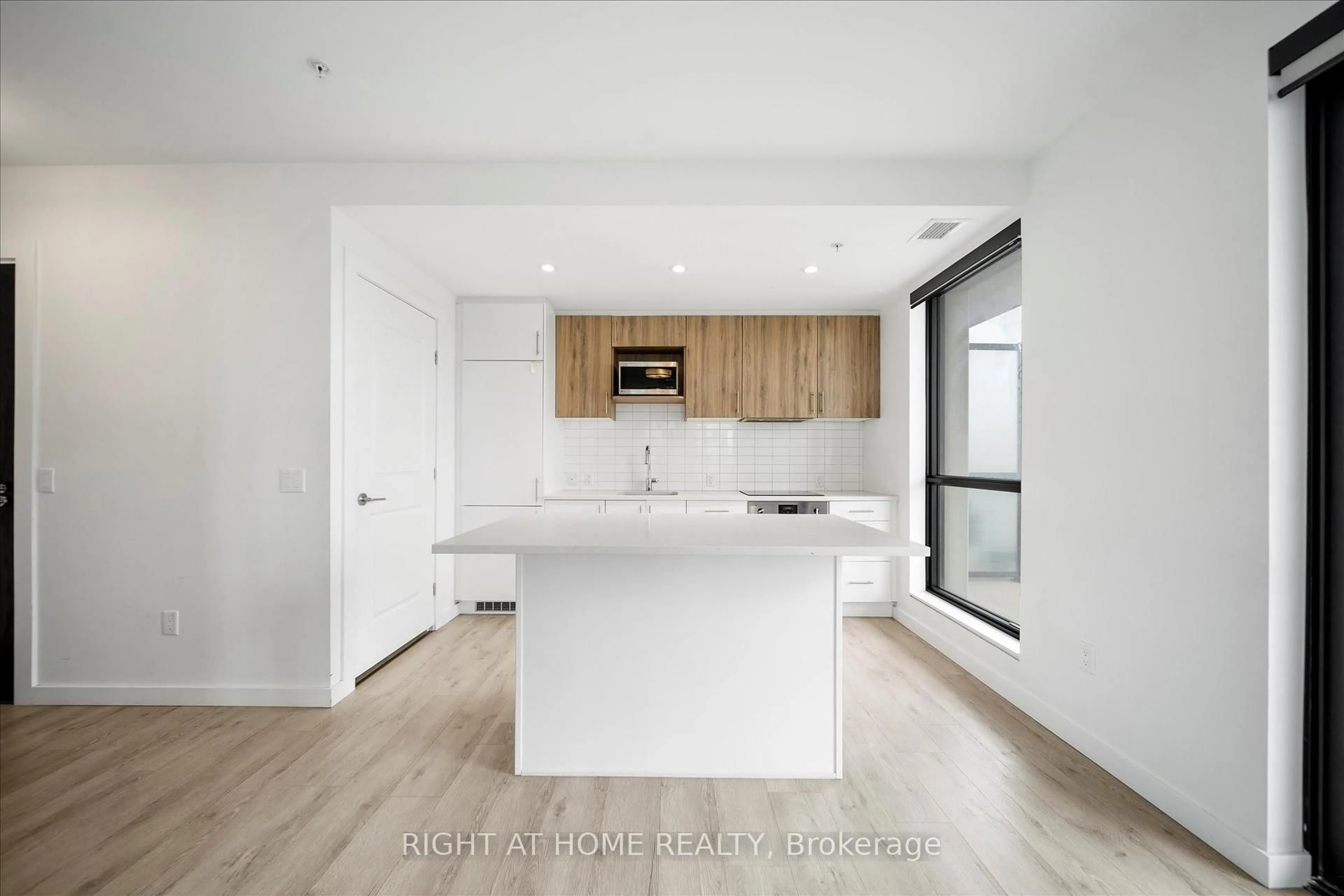 Open concept kitchen, wood/laminate floor for 181 King St #1214, Waterloo Ontario N2J 1P7